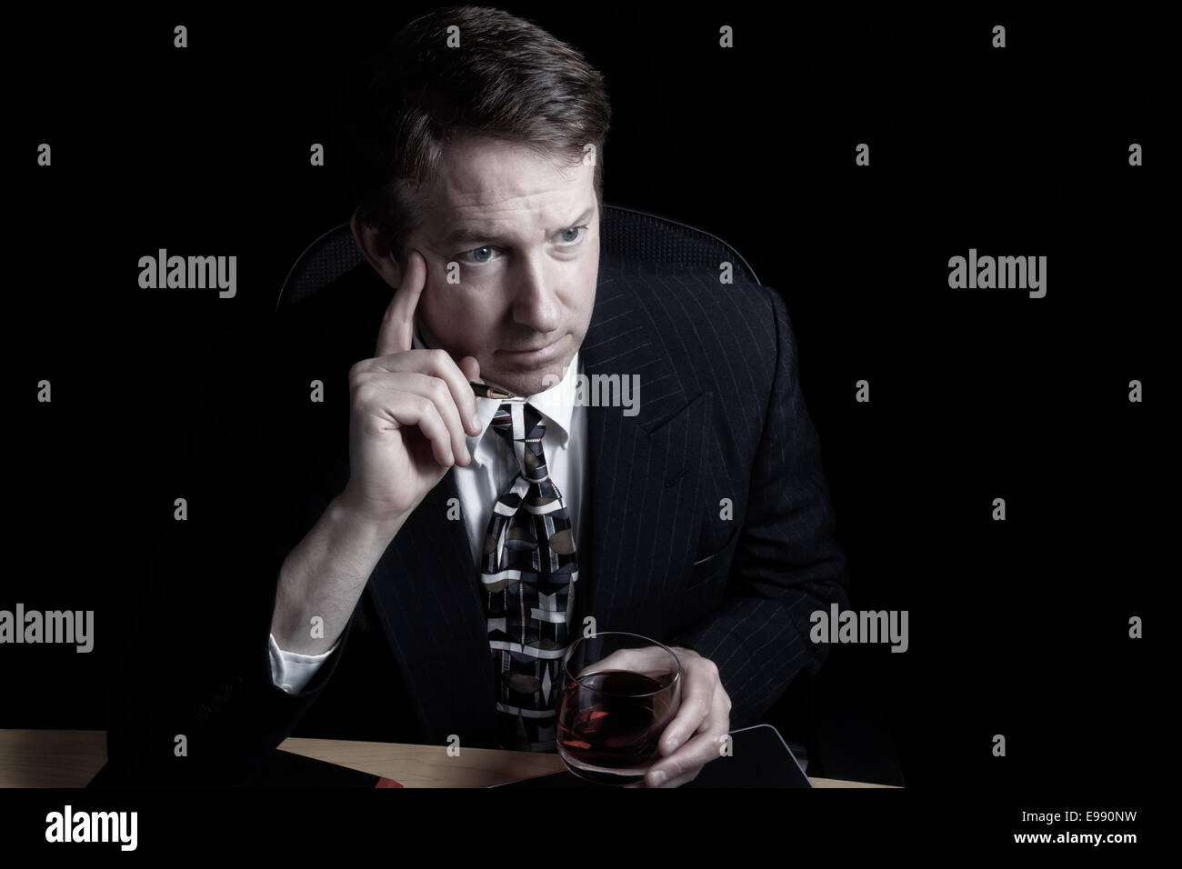 L'immagine orizzontale dell uomo d affari lavora fino a tardi con sfondo nero Foto Stock