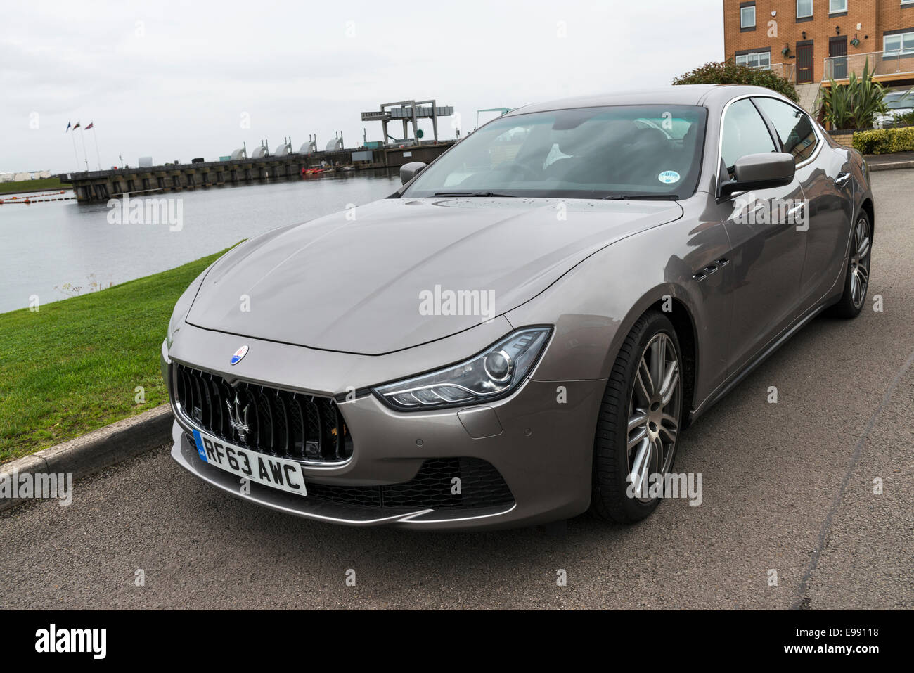 Una Maserati Ghibli Sport berlina fotografati a Penarth Marina, nel Galles del Sud. Foto Stock