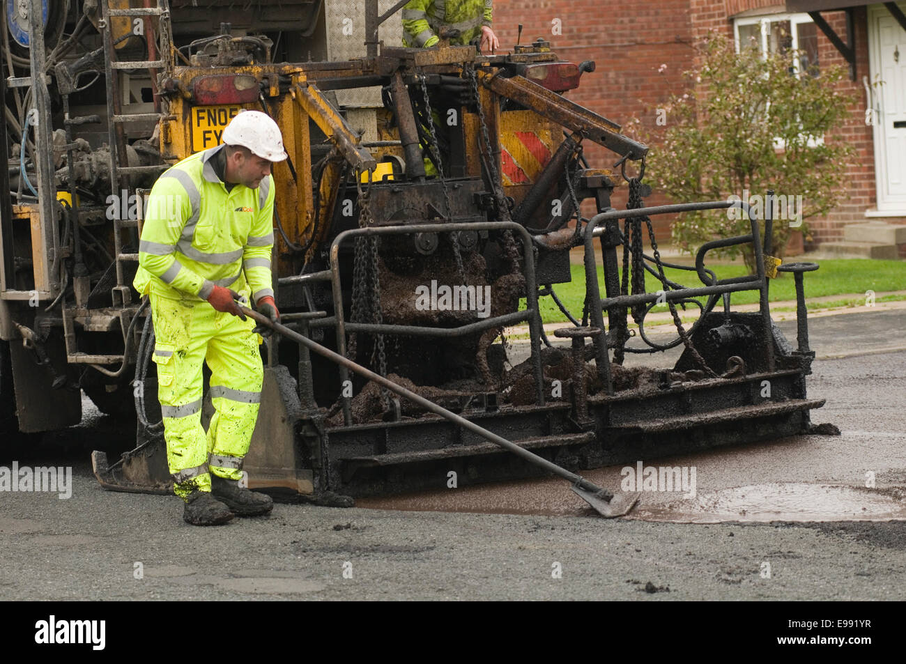 I lavori di manutenzione stradale le riparazioni riparazione le strade della Gran Bretagna Bretagna uk tarmac tarmacking resurfacing riemersi resurface blackto asfalto Foto Stock