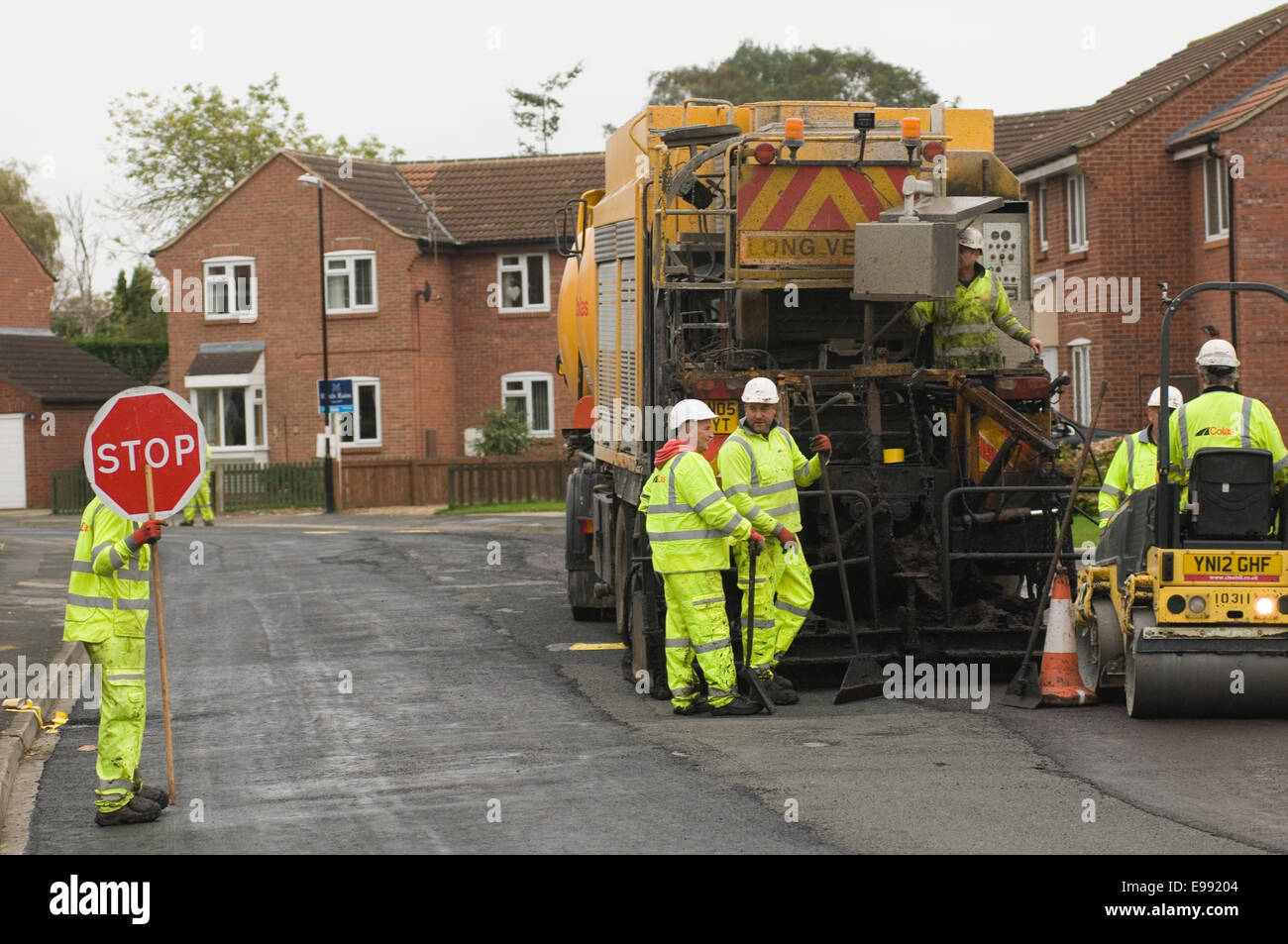 I lavori di manutenzione stradale le riparazioni riparazione le strade della Gran Bretagna Bretagna uk tarmac tarmacking resurfacing riemersi resurface blackto asfalto Foto Stock