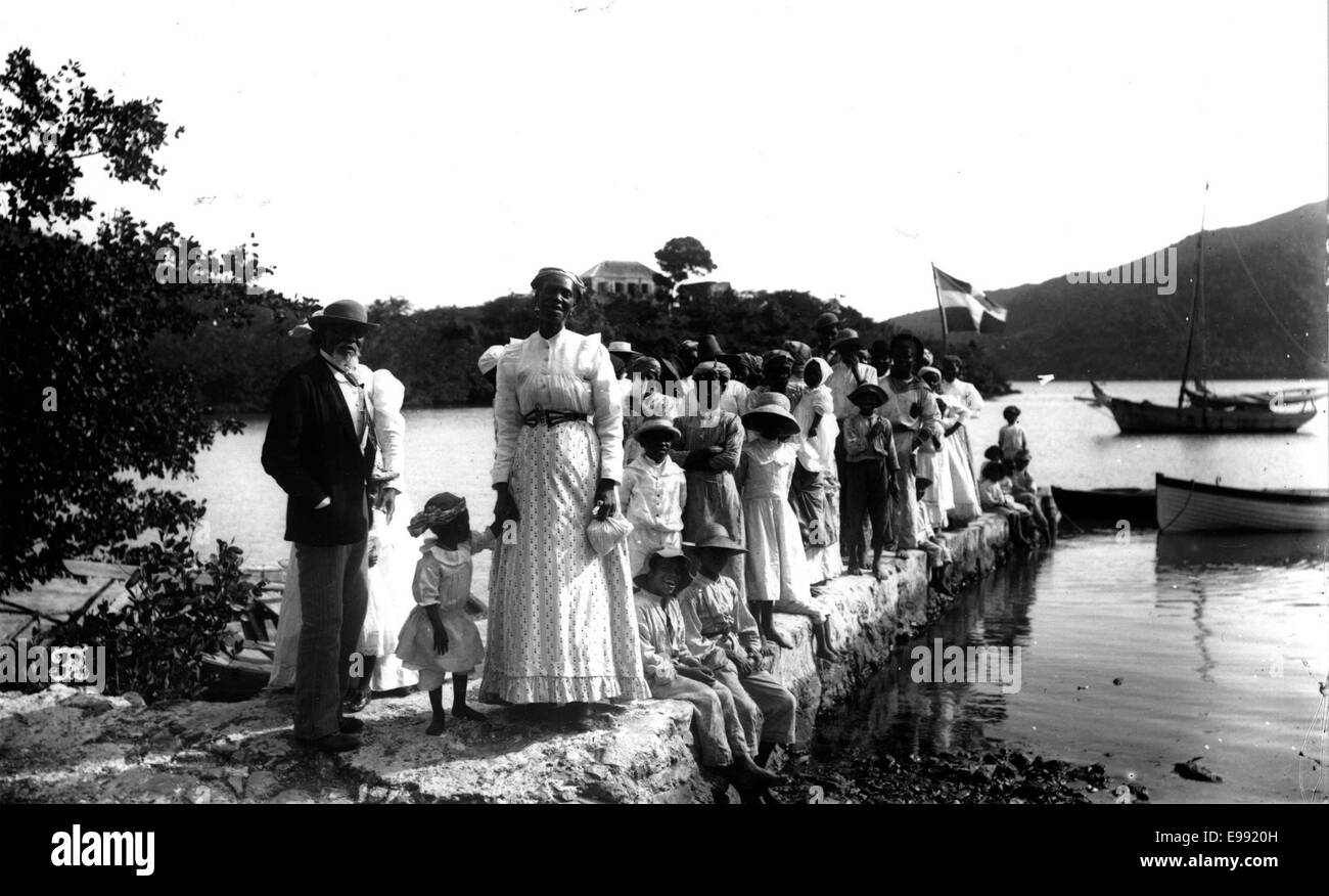 Una fotografia che mostra un insegnante e degli alunni vicino a Cruz Bay, St. John. L'immagine probabilmente cattura un momento di istruzione in una scuola caraibica, riflettendo la vita e l'istruzione locali all'inizio del XX secolo. Foto Stock