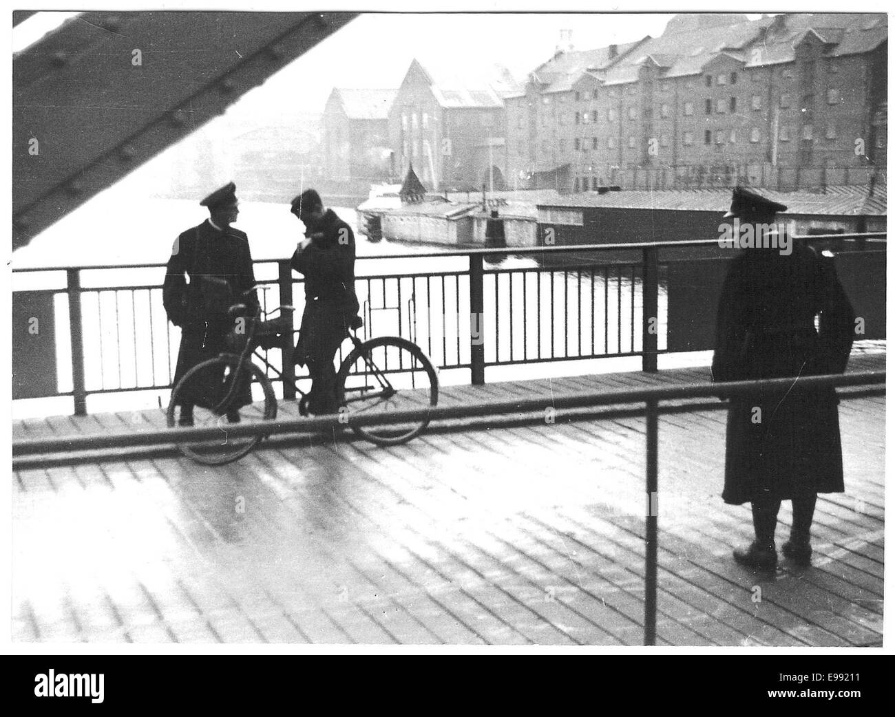 Una fotografia dell'HIPO (l'unità di controllo dell'immigrazione e dell'identità della polizia danese) che ispeziona le carte d'identità mentre le persone attraversano il ponte di Langebro a Copenaghen. La scena è stata probabilmente ripresa durante la metà del XX secolo e riflette gli sforzi delle autorità nella gestione dei movimenti transfrontalieri. Foto Stock