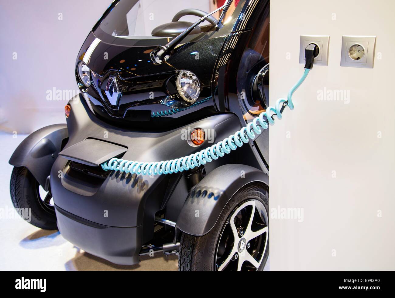 Un auto elettrica del marchio Renault Twizy è caricato in corrispondenza di una stazione di carica. Composito Digitale (CC) Foto Stock