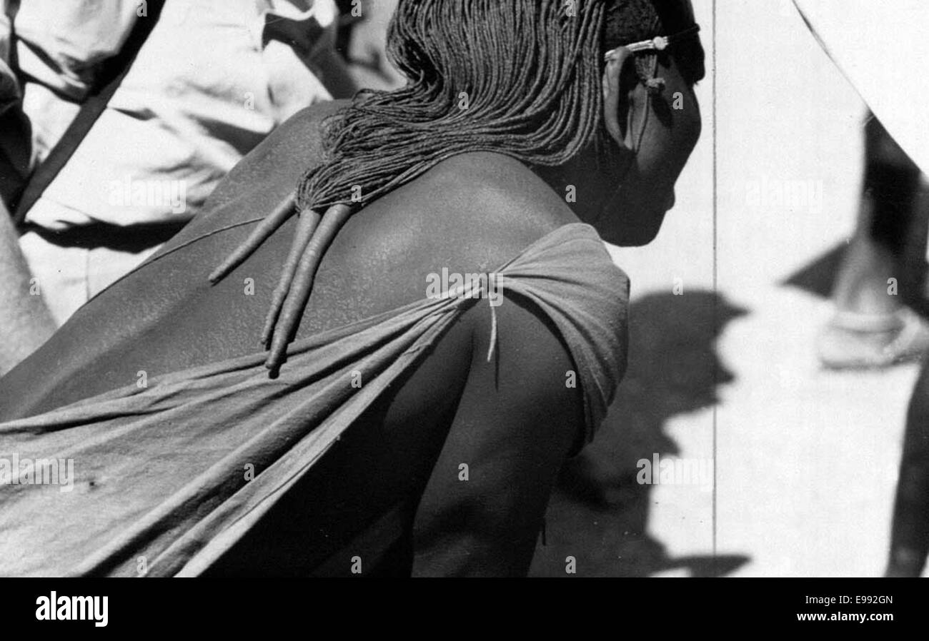 Masai con il tipico taglio di capelli vicino a Lake Magadi 1949 9422840494 o Foto Stock