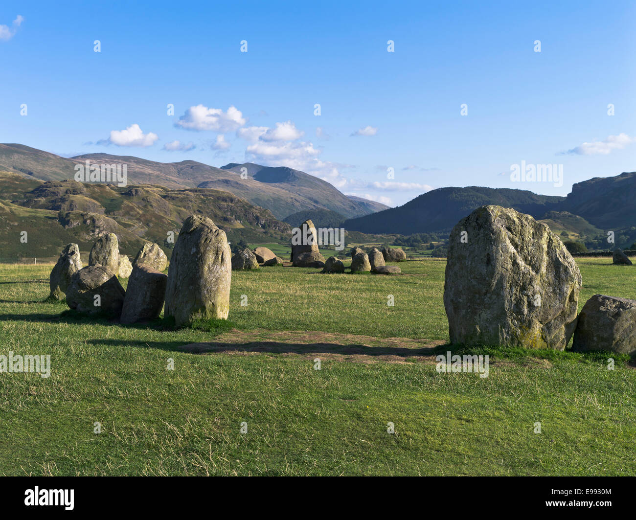 Dh Castlerigg pietre KESWICK Lake District Neolitico pietre permanente affacciato sulla valle del Cumbria Foto Stock