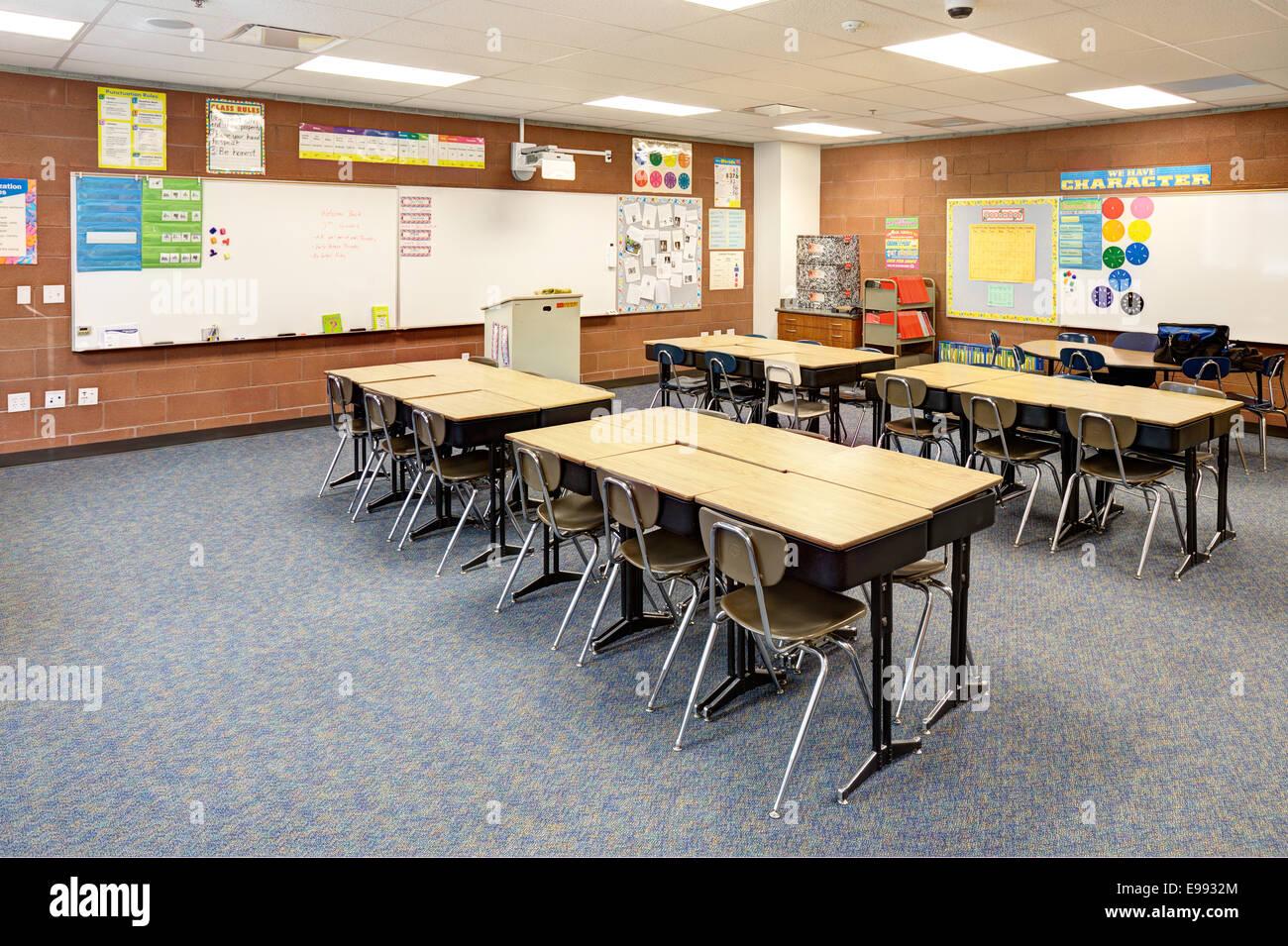 Una moderna scuola elementare camera, con scrivanie e high tech strumenti di insegnamento. Foto Stock