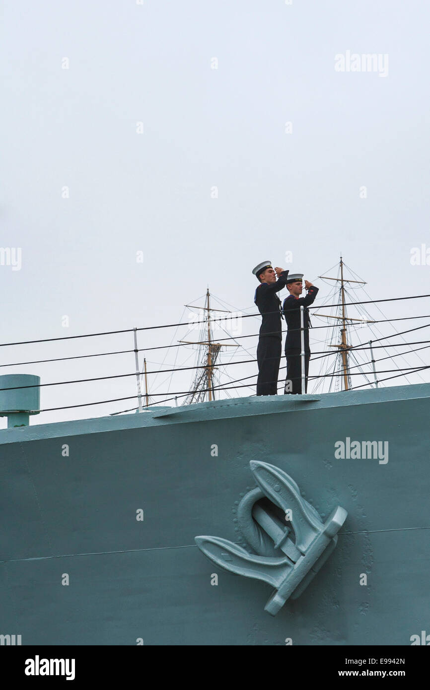 Royal Navy salute: cadetti, tubazioni un saluto, a bordo della HMS Cavalier, alla Darsena, Chatham, Kent, England, Regno Unito Foto Stock