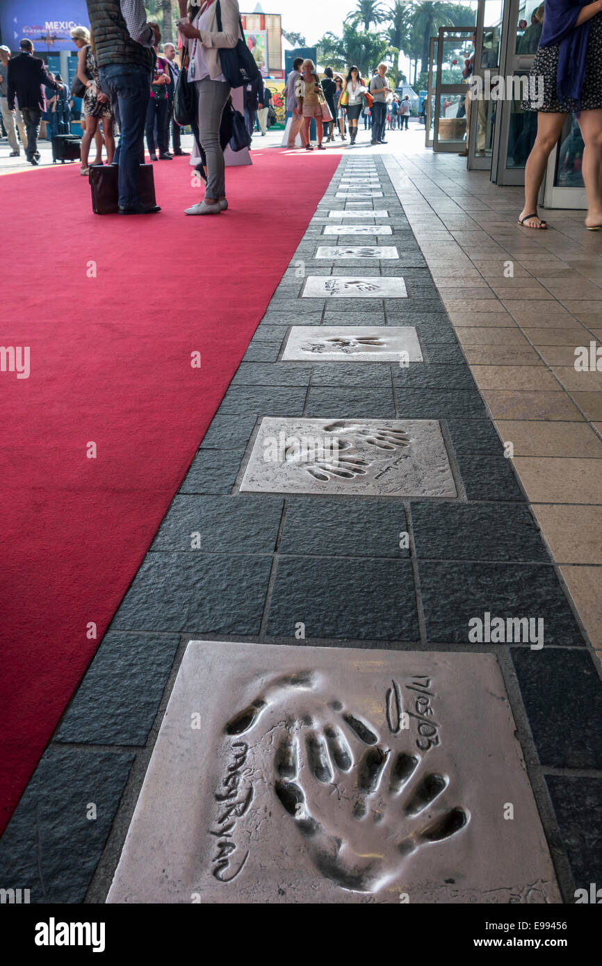 Handprints di stelle del cinema presso il Palais des Festivals et des Congrès nella città di Cannes, Riviera Francese, Côte d'Azur, in Francia Foto Stock