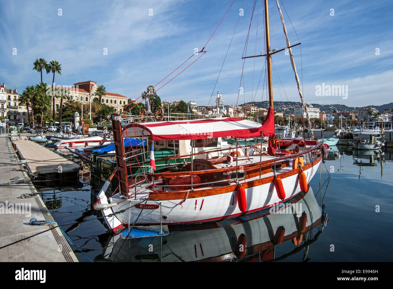 Barche a vela nel porto di Cannes Riviera Francese, Côte d'Azur, Alpes-Maritimes, Francia Foto Stock