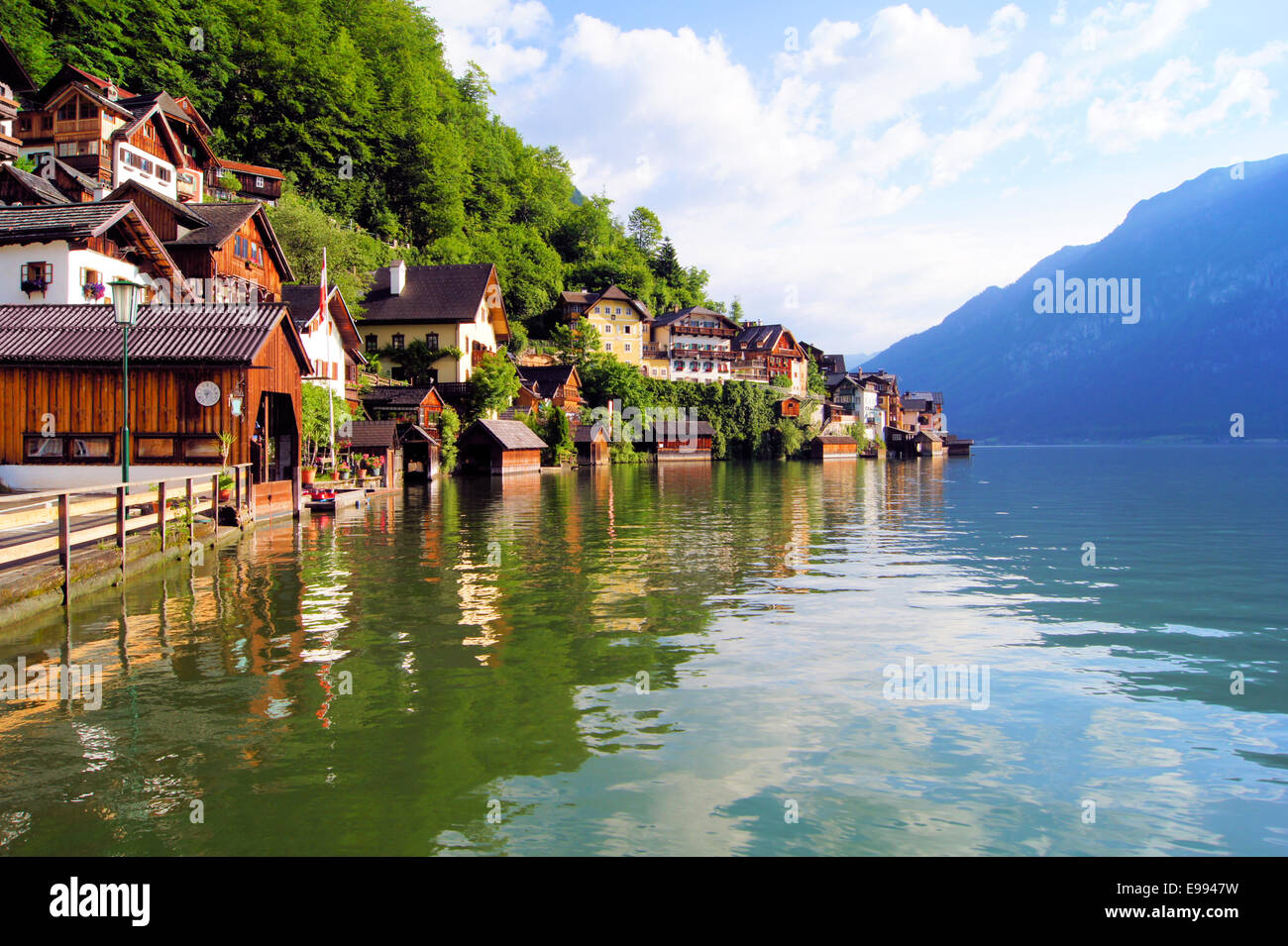 Lungolago di tradizionali case del villaggio di Hallstatt, Austria Foto Stock