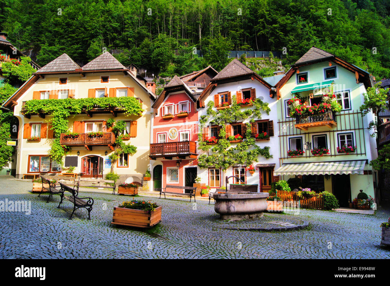 Colorata e pittoresca piazza del villaggio di Hallstatt, Austria Foto Stock