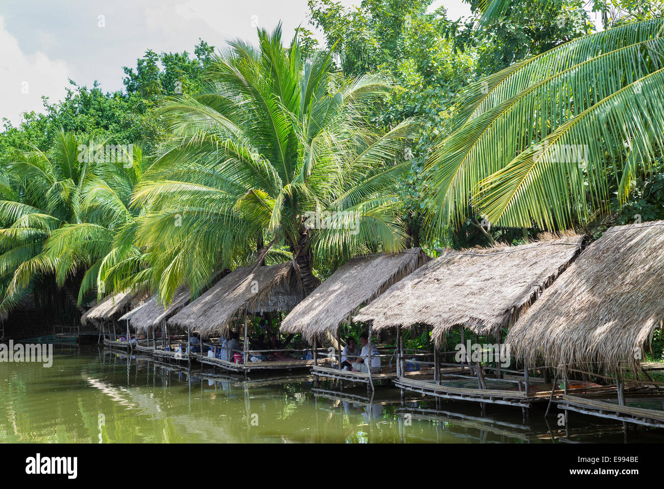 Lakeside capanna di bambù ristorante vicino a Phnom Penh Cambogia Foto Stock