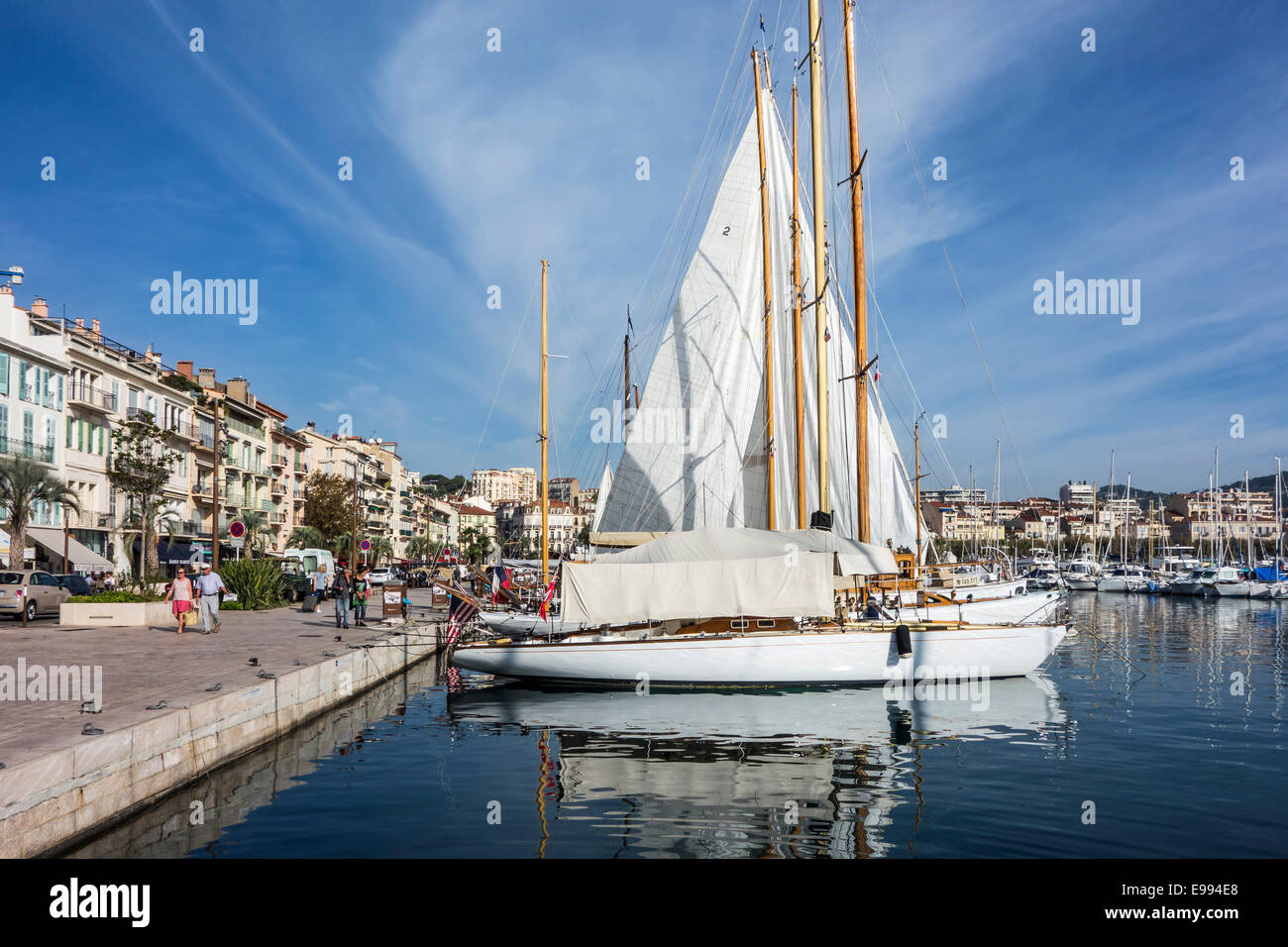 Barche a vela nel porto di Cannes Riviera Francese, Côte d'Azur, Alpes-Maritimes, Francia Foto Stock