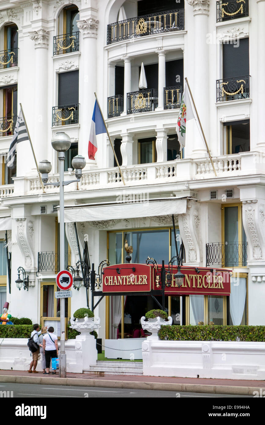 I turisti di fronte al ristorante Chantecler di Nizza Costa Azzurra, Provence-Alpes-Côte d'Azur, in Francia Foto Stock