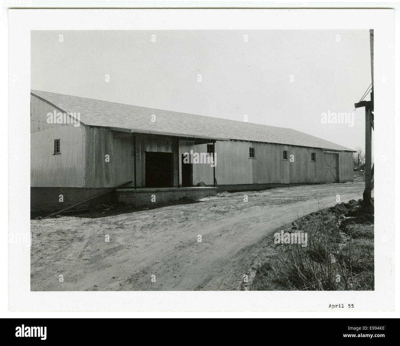 Questa immagine raffigura il magazzino di New Chickasaw, un edificio significativo nella storia della Nazione Chickasaw. La foto evidenzia il ruolo del magazzino nel commercio locale e lo sviluppo della regione. Il magazzino è una testimonianza della crescita industriale dell'area di Chickasaw durante il XX secolo. Foto Stock