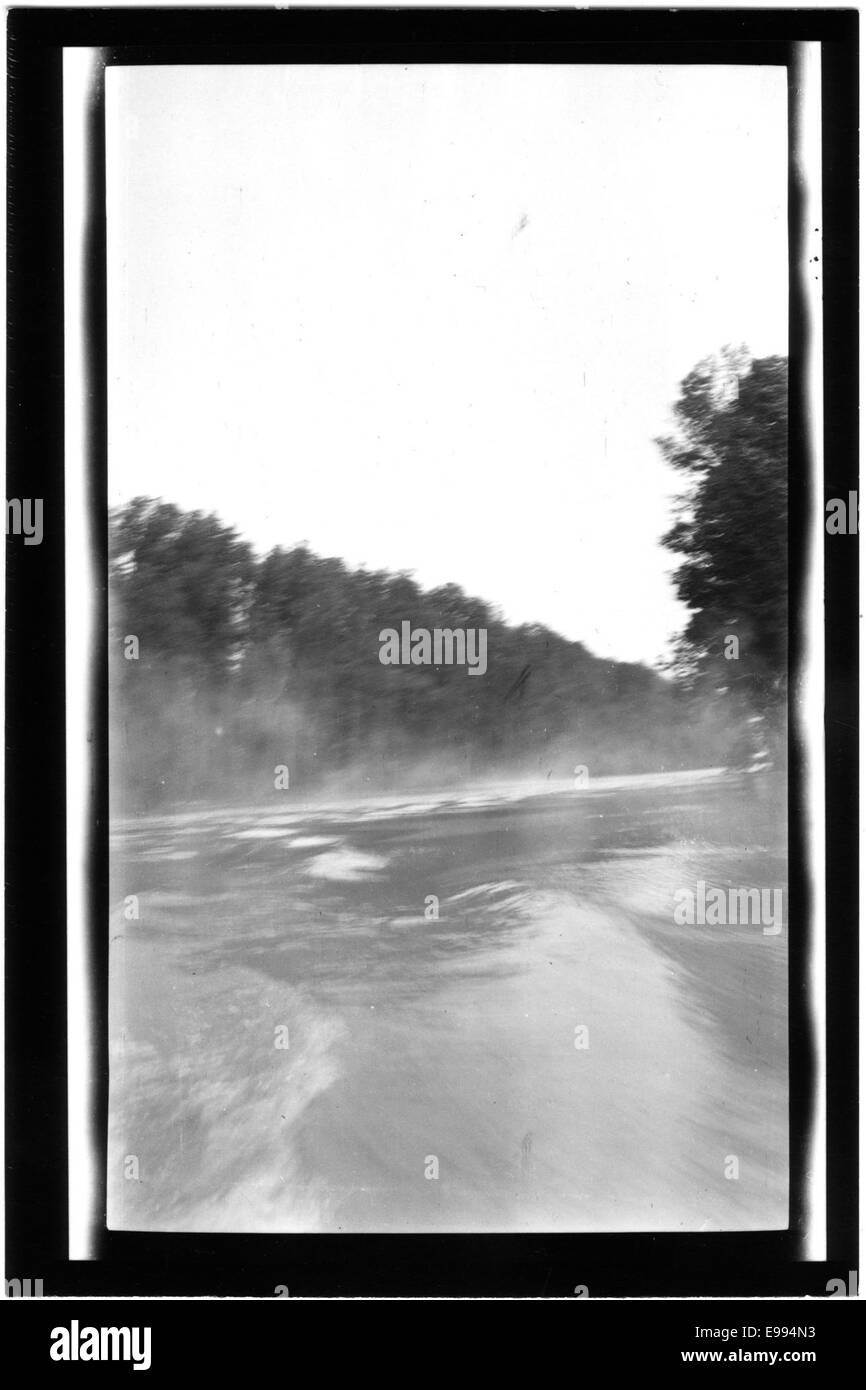 Una fotografia storica che mostra un vecchio fiume visto da una diga, con il paesaggio che si estende verso sud. L'immagine evidenzia il corso del fiume e le caratteristiche circostanti, offrendo uno sguardo al passato. Foto Stock