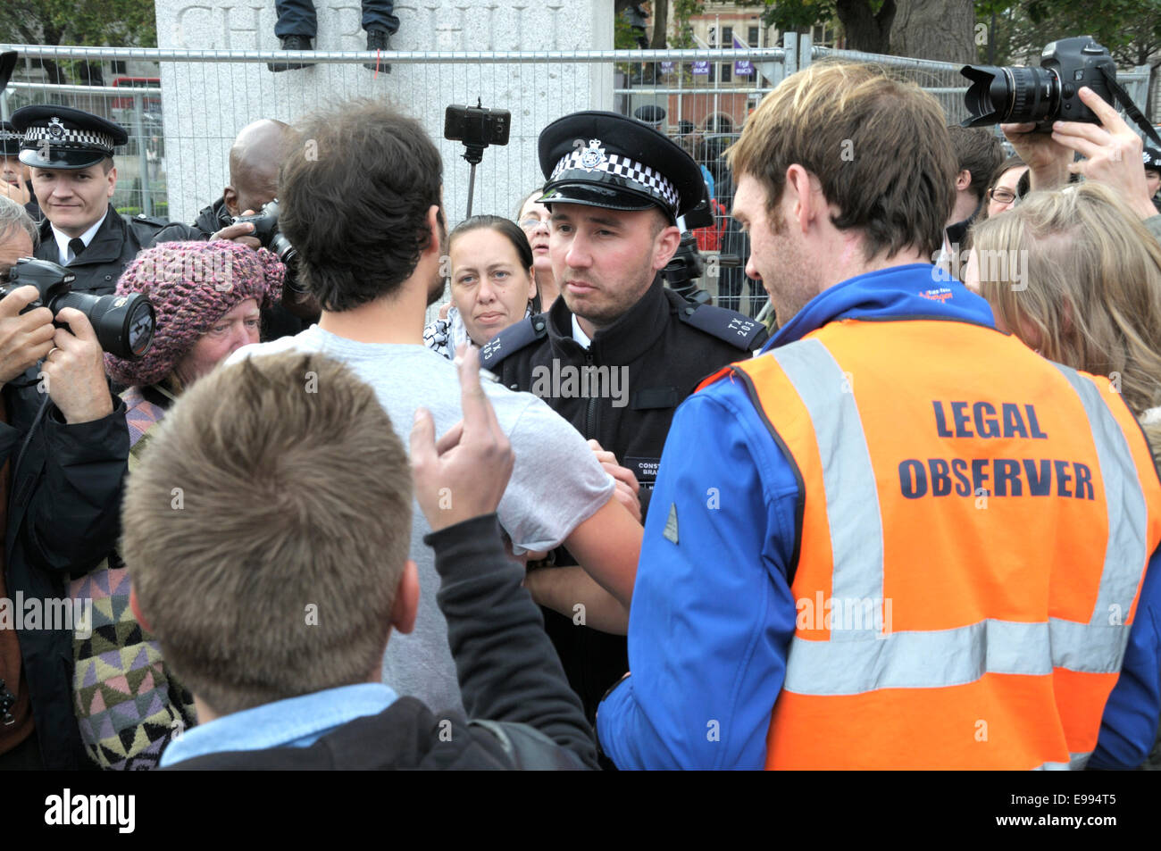 Londra, Regno Unito. 22 ottobre, 2014. Occupare Londra protester "zoccolo Guy' rimane sul plinto di Winston Churchill statua in piazza del Parlamento - la polizia arresta un uomo per il lancio di cibo per lui. Foto Stock