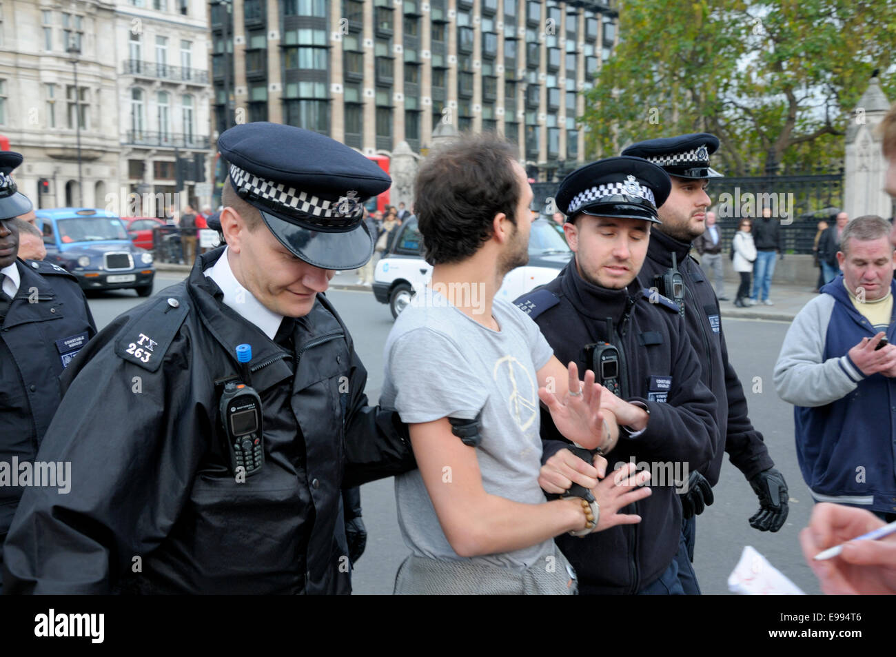 Londra, Regno Unito. 22 ottobre, 2014. Occupare Londra protestor rimane sul plinto di Winston Churchill statua in piazza del Parlamento - la polizia arresta un uomo per il lancio di cibo per lui. Foto Stock