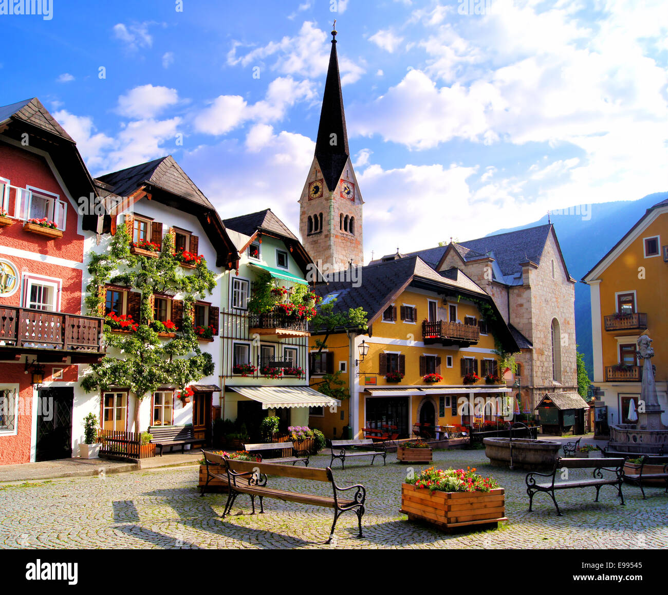 Pittoresca piazza nel villaggio austriaco di Hallstatt Foto Stock