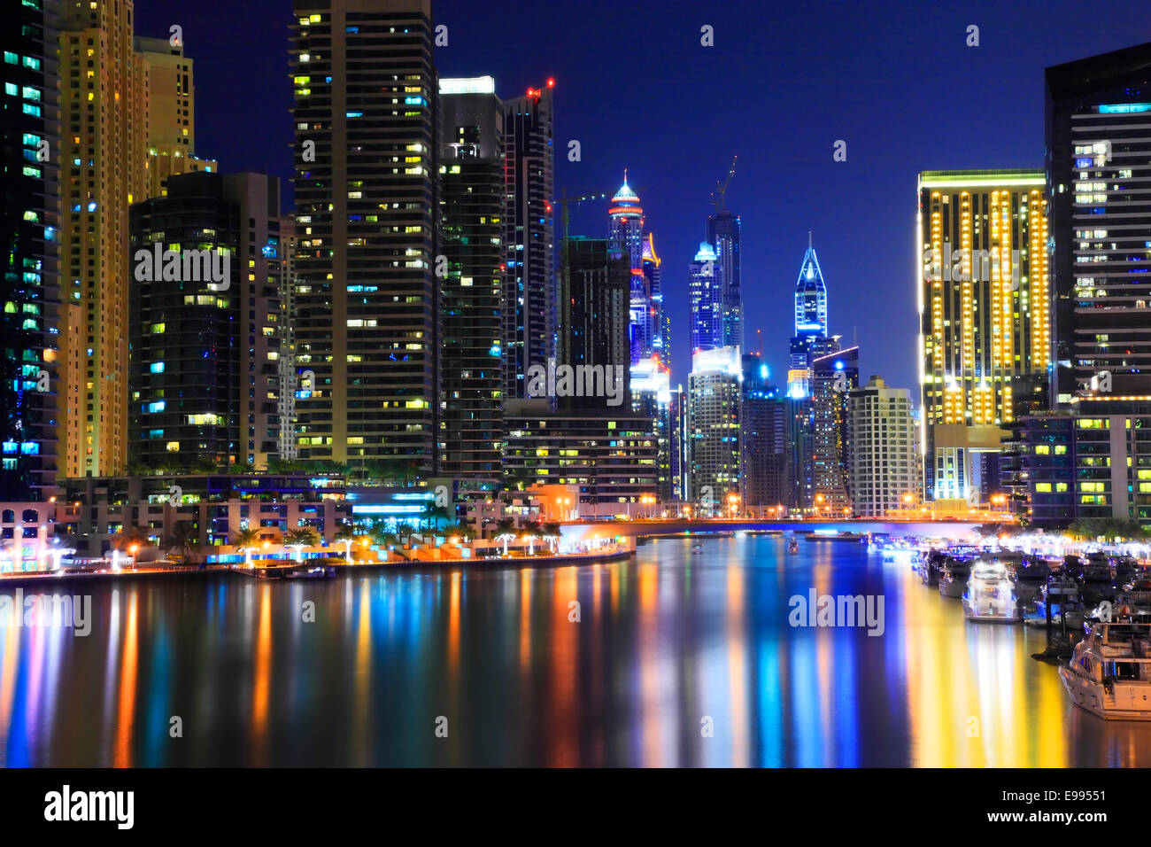 Dubai Marina di notte.la riflessione di grattacieli in acqua. Foto Stock