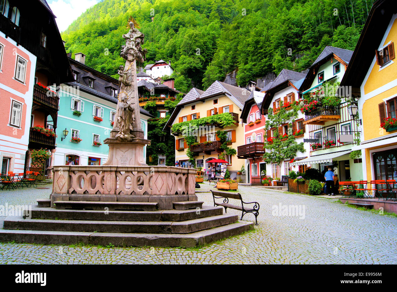 Colorato town square nel villaggio di Hallstatt, Austria Foto Stock