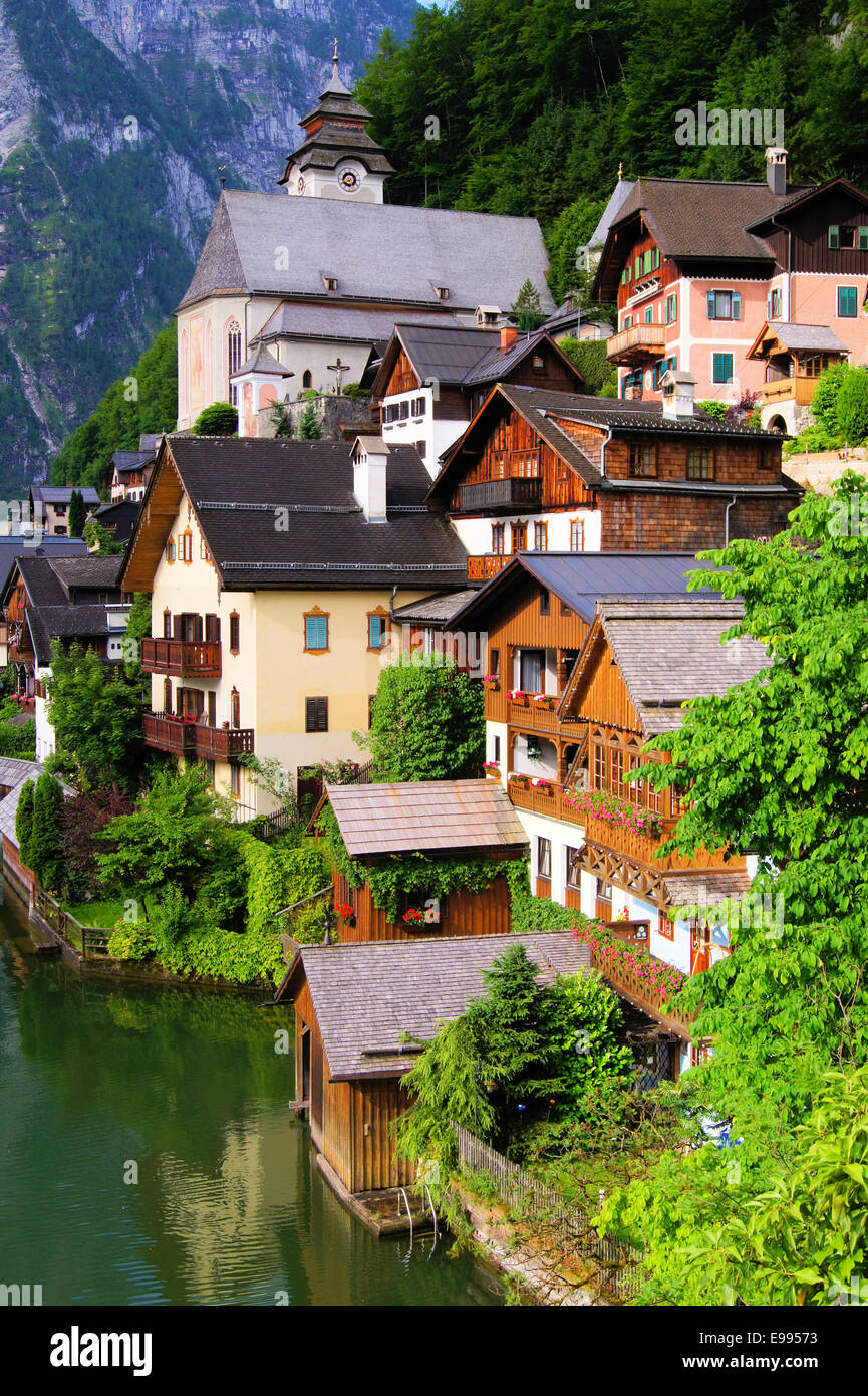 Tradizionali case di legno del villaggio austriaco di Hallstatt Foto Stock