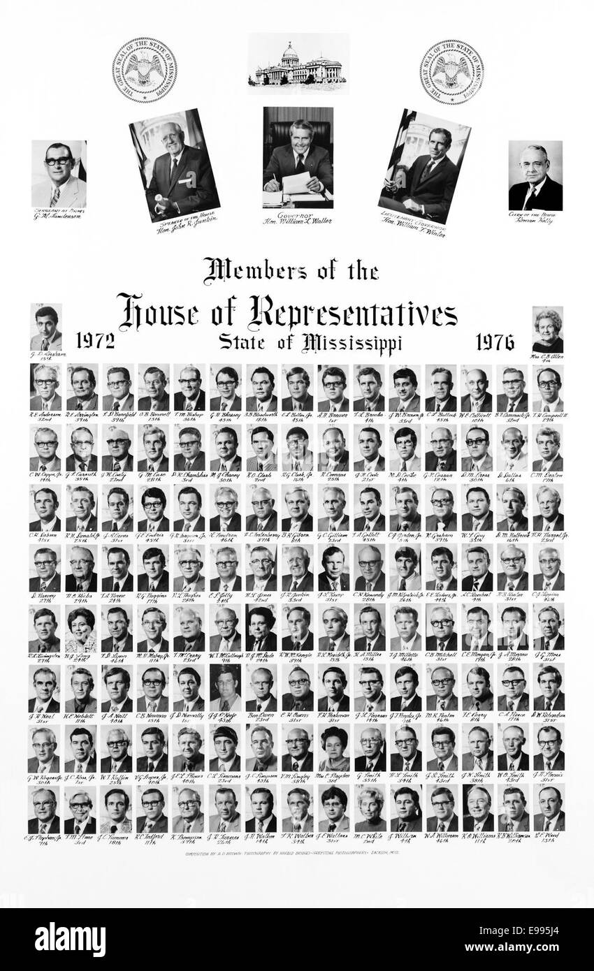 Una fotografia composita della serie 1618, scattata nel 1972, raffigurante varie case e ritratti di gruppo. L'immagine cattura la vita domestica e le aree residenziali del tempo. Foto Stock