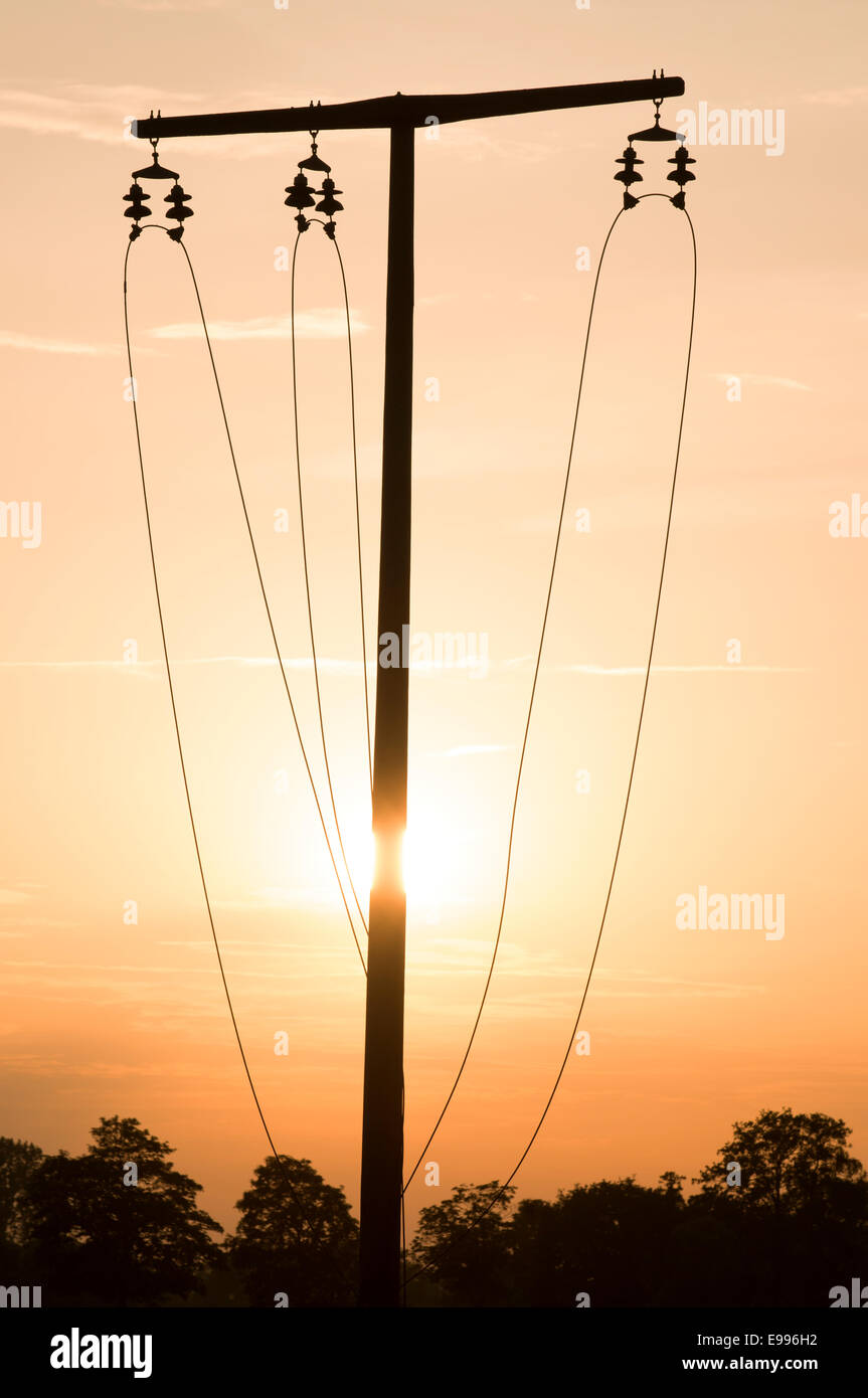 Energia elettrica i cavi pronti per essere infilate nel villaggio di Strohen Germania Foto Stock