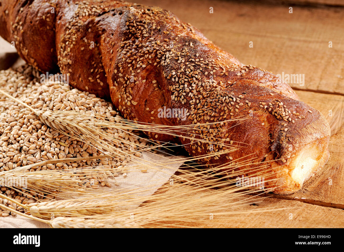 Appena sfornato il pane croccante, cotta nel tradizionale forno a legna Foto Stock