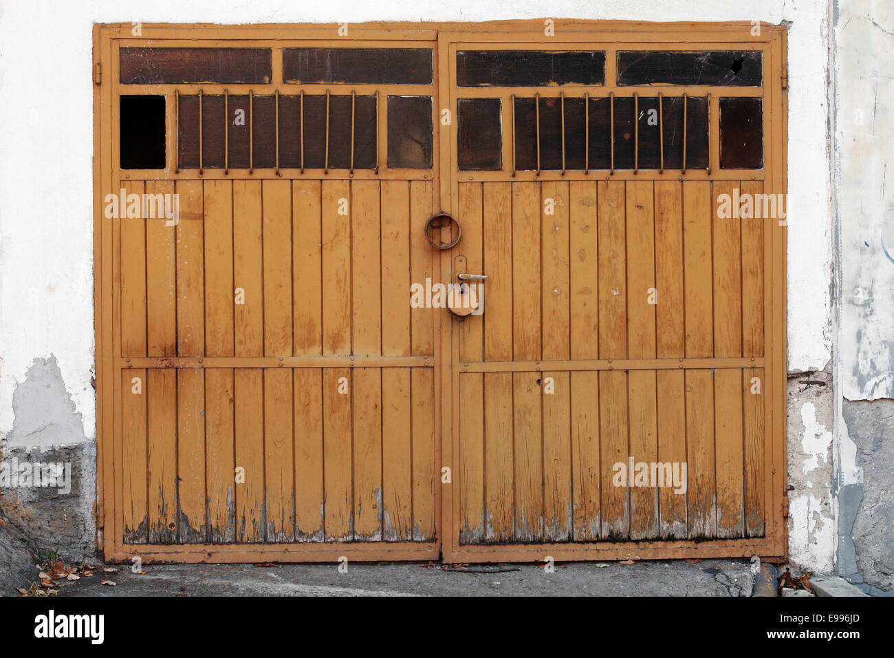 Vecchio garage in legno cancello con lucchetto, foto di sfondo texture Foto Stock