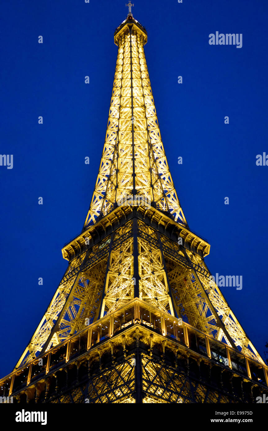 La torre Eiffel di notte Foto Stock