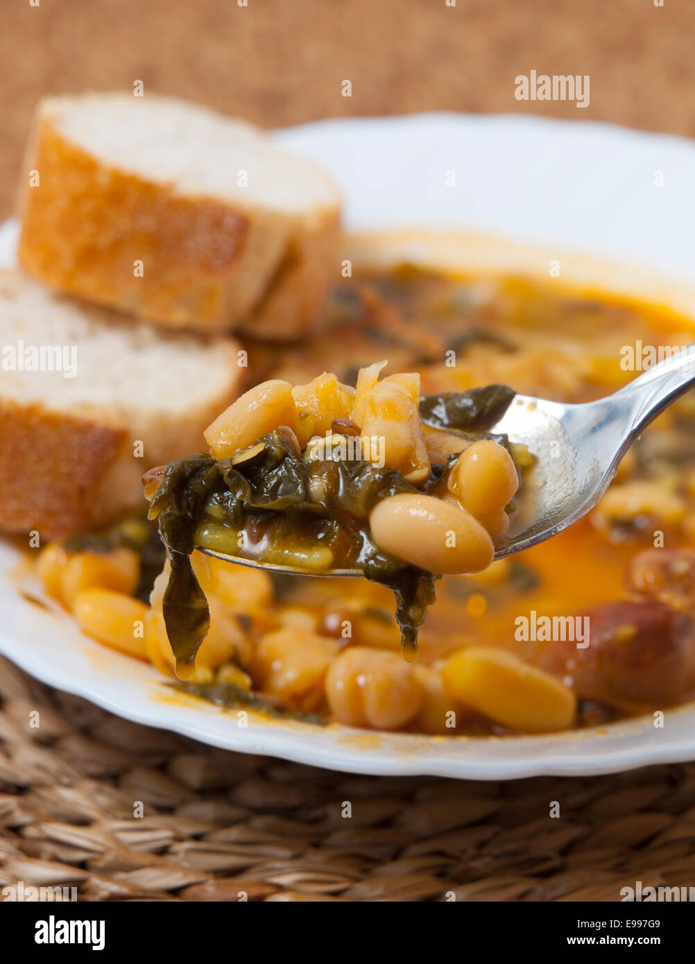 Potaje de Garbanzos espinacas y. La cucina spagnola. Stufati di ceci con spinaci. L'immagine mostra un cucchiaio colmo Foto Stock