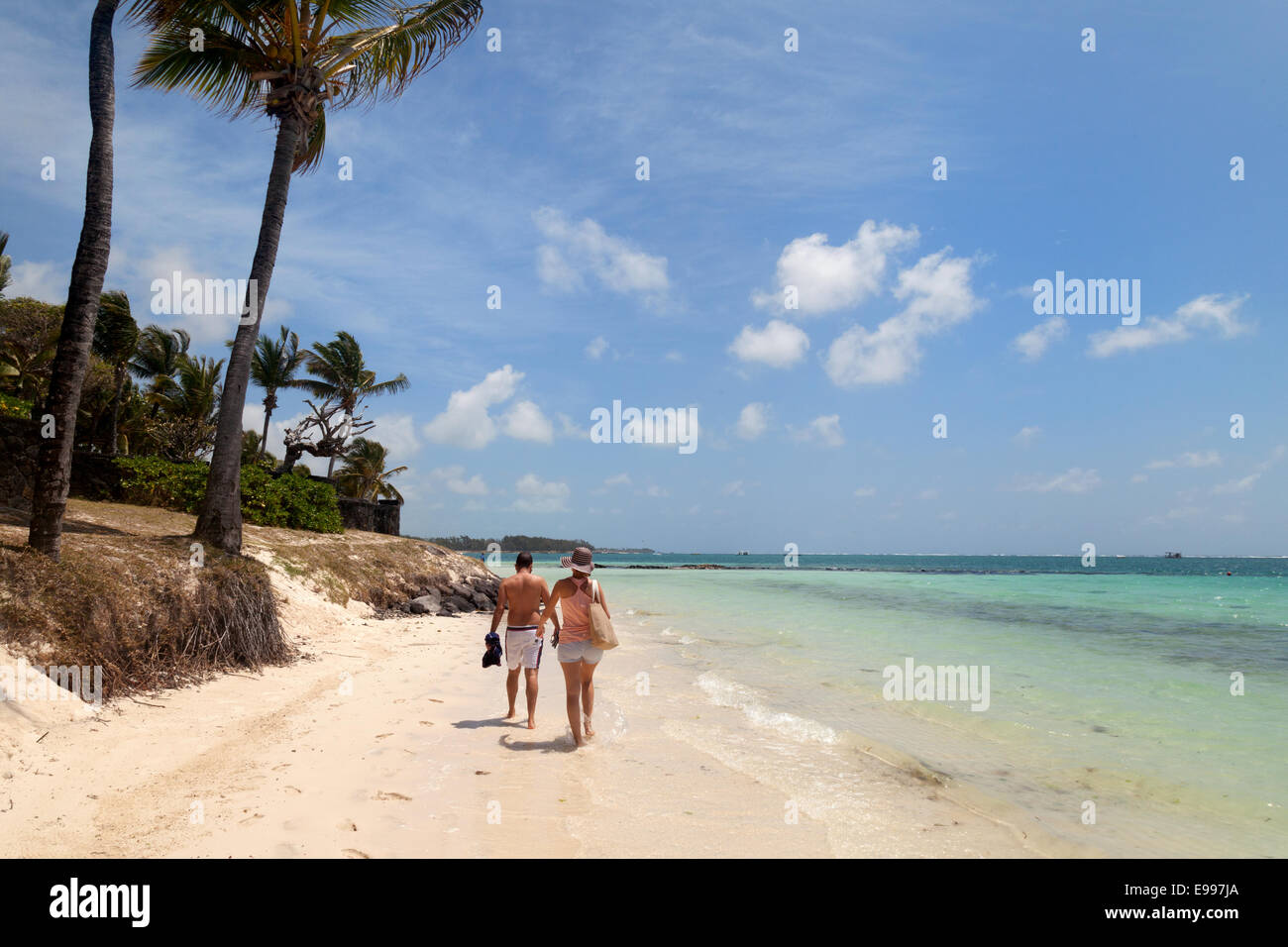 Un paio di camminare su Belle Mare spiaggia, Maurizio Foto Stock