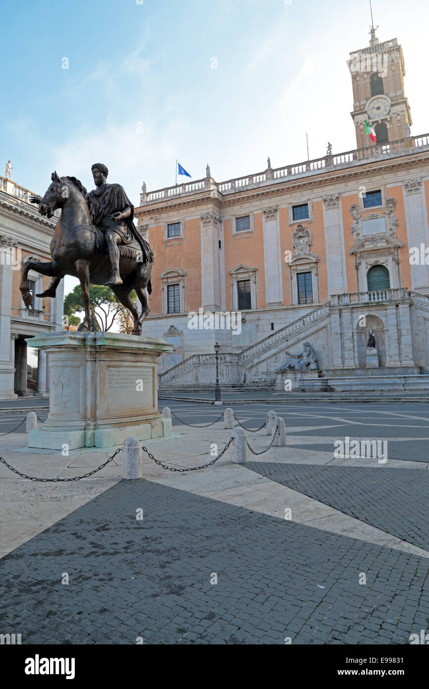 Statua equestre di Marco Aurelio di fronte a Palazzo Senatorio del Campidoglio sul Campidoglio, sede di administ locale Foto Stock