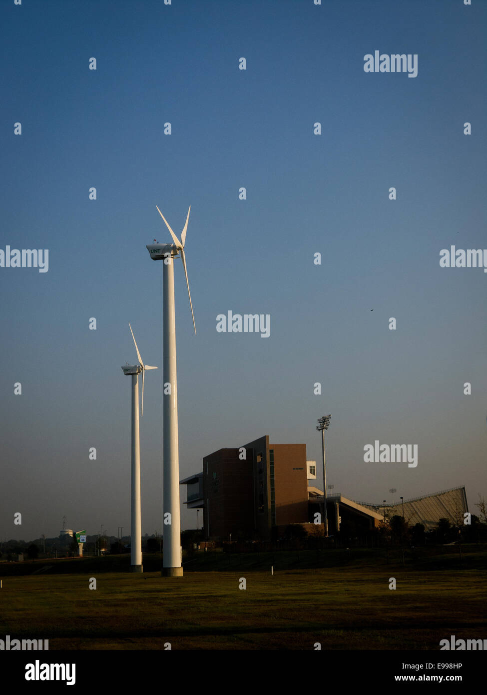 Texas, Stati Uniti d'America. 22 ottobre, 2014. Turbine eoliche Vestas generano energia rinnovabile per l'Università del Nord Texas a Denton, dove hanno votato per il divieto di gas e petrolio esercitandosi. Credito: J. G. Domke/Alamy Live News Foto Stock