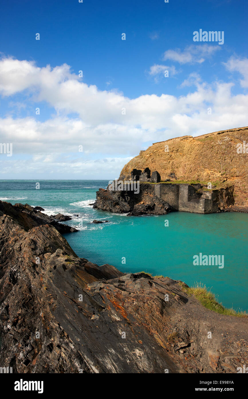 La laguna blu, un ex cava, vicino Abereiddy Beach, Pembrokeshire Wales Foto Stock