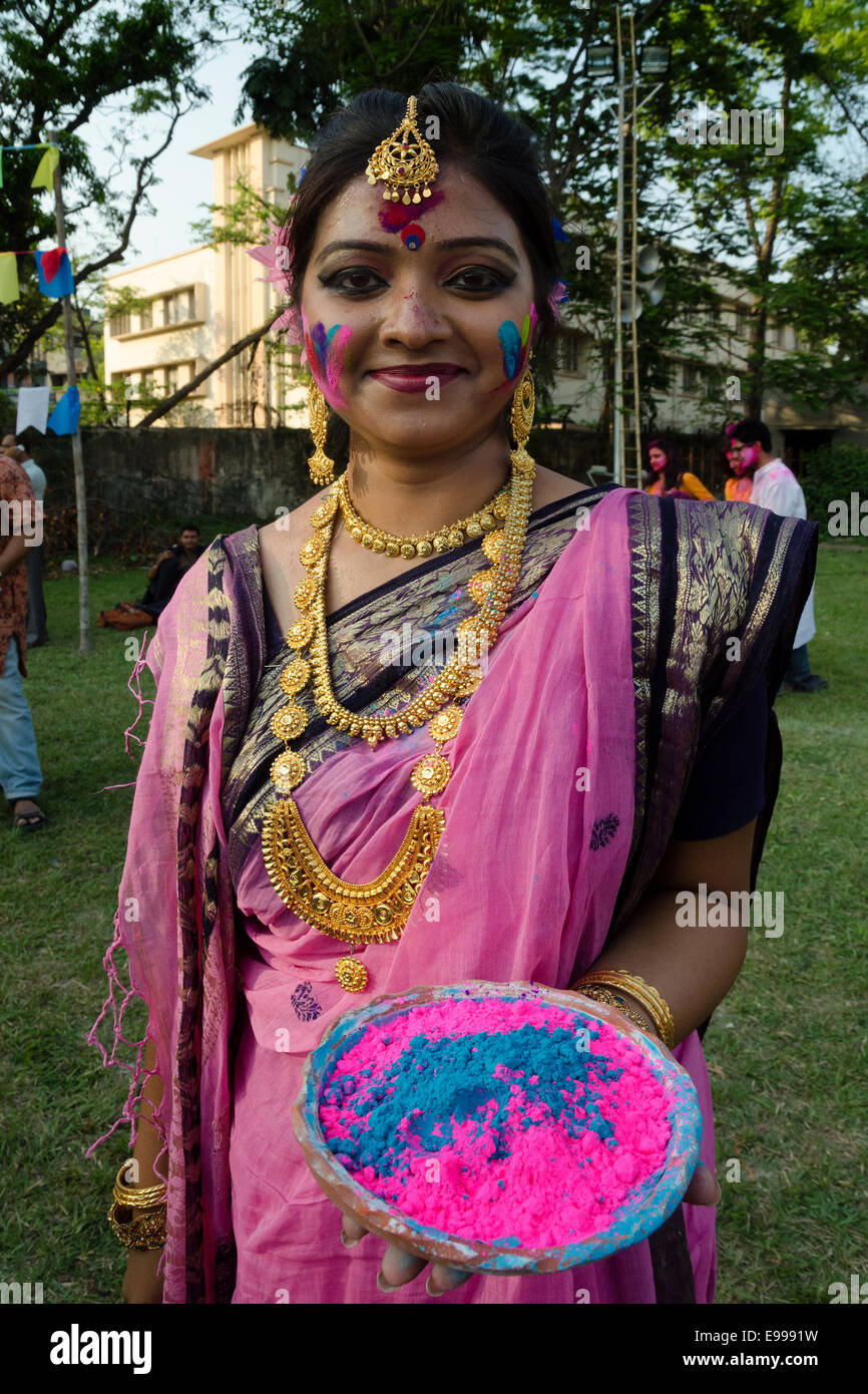 Donna celebra Holi festival, Calcutta, West Bengal, India Foto Stock