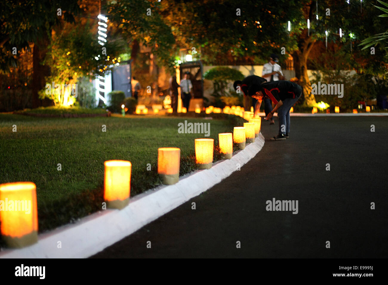 Centro di Jakarta, Jakarta, Indonesia. 23 ott 2014. Deepawali, la festa delle luci, è celebrata con fervore e gioia dalla comunità indiana in tutto il mondo. La Giornata segna anche l'inizio del nuovo anno come per il tradizionale calendario indù ogni Ottobre 23. Per l'occasione, l'Ambasciatore dell'India in Indonesia il sig. Gurjit Singh ha organizzato una ''˜Funzione Deepawali' in India House. Gli alti dignitari indonesiano, membri del Corpo diplomatico, imprenditori, professionisti e personale dei media sono stati invitati per la funzione. Credito: ZUMA Press, Inc./Alamy Live News Foto Stock