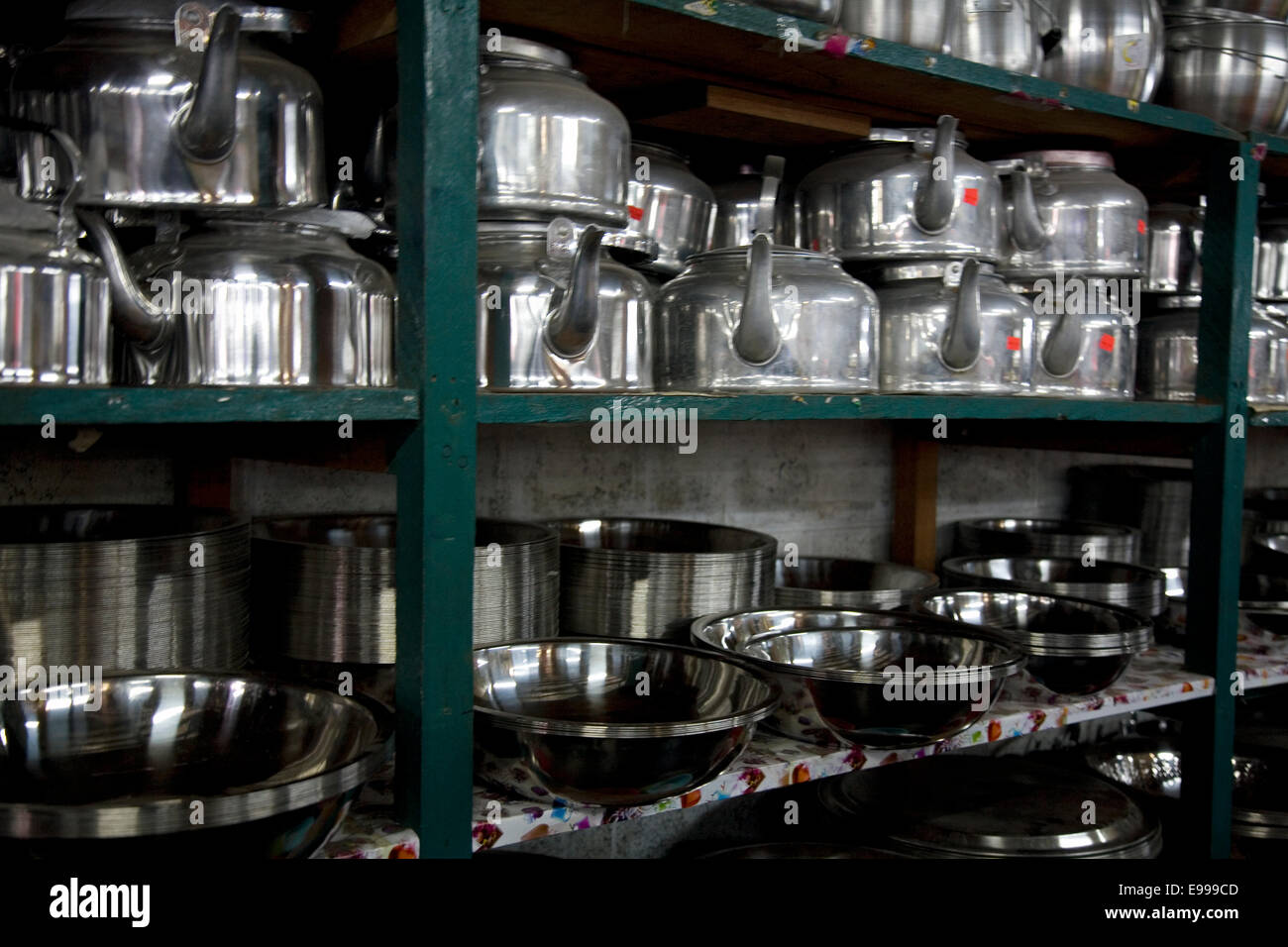 Cuocere ware visualizzazione in un supermercato a Rabaul, isola di Nuova Bretagna, Papua Nuova Guinea Foto Stock