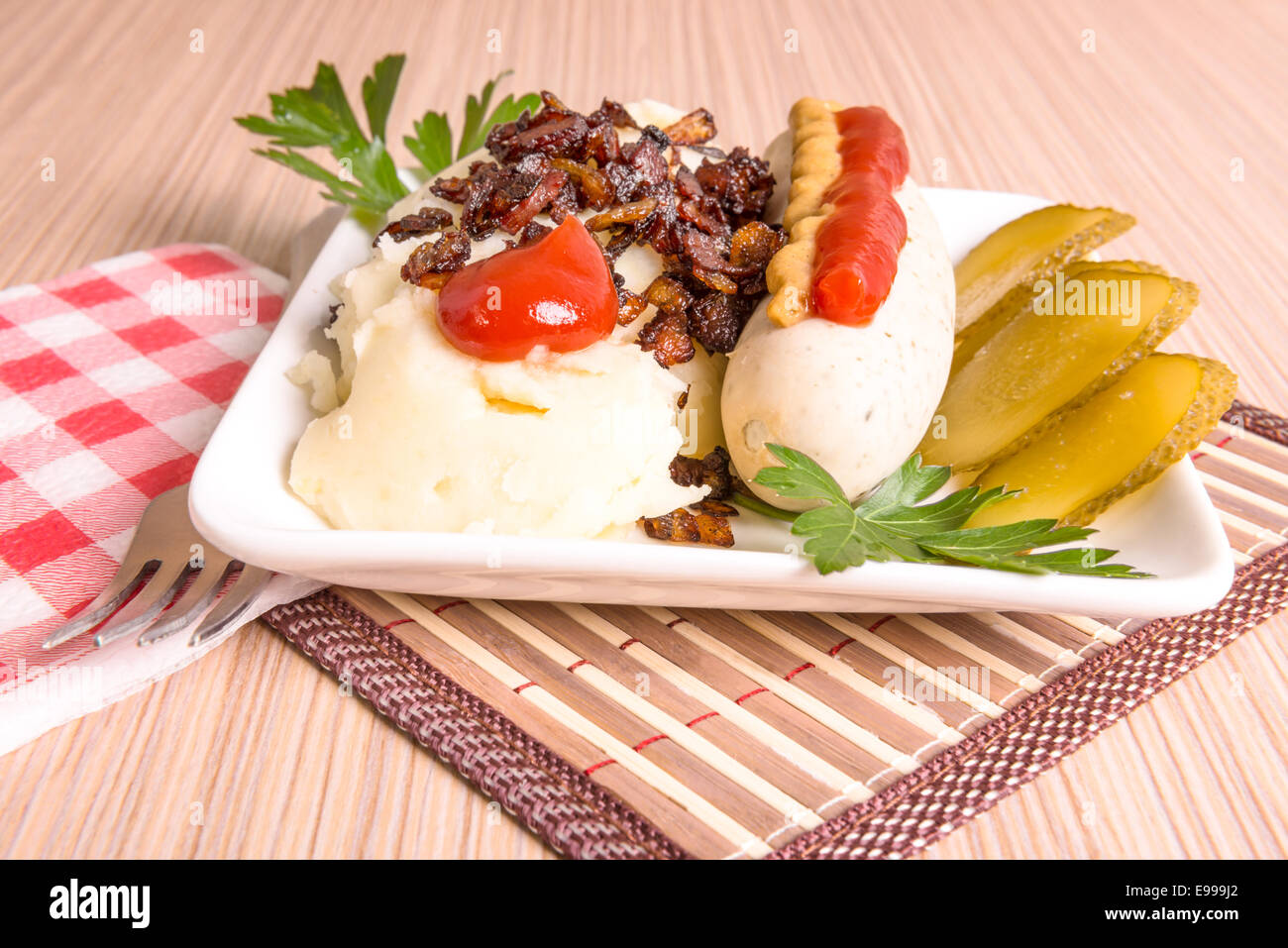 O bavarese Monaco di Baviera la salsiccia con purè di patate, ciccioli e sottaceti Foto Stock