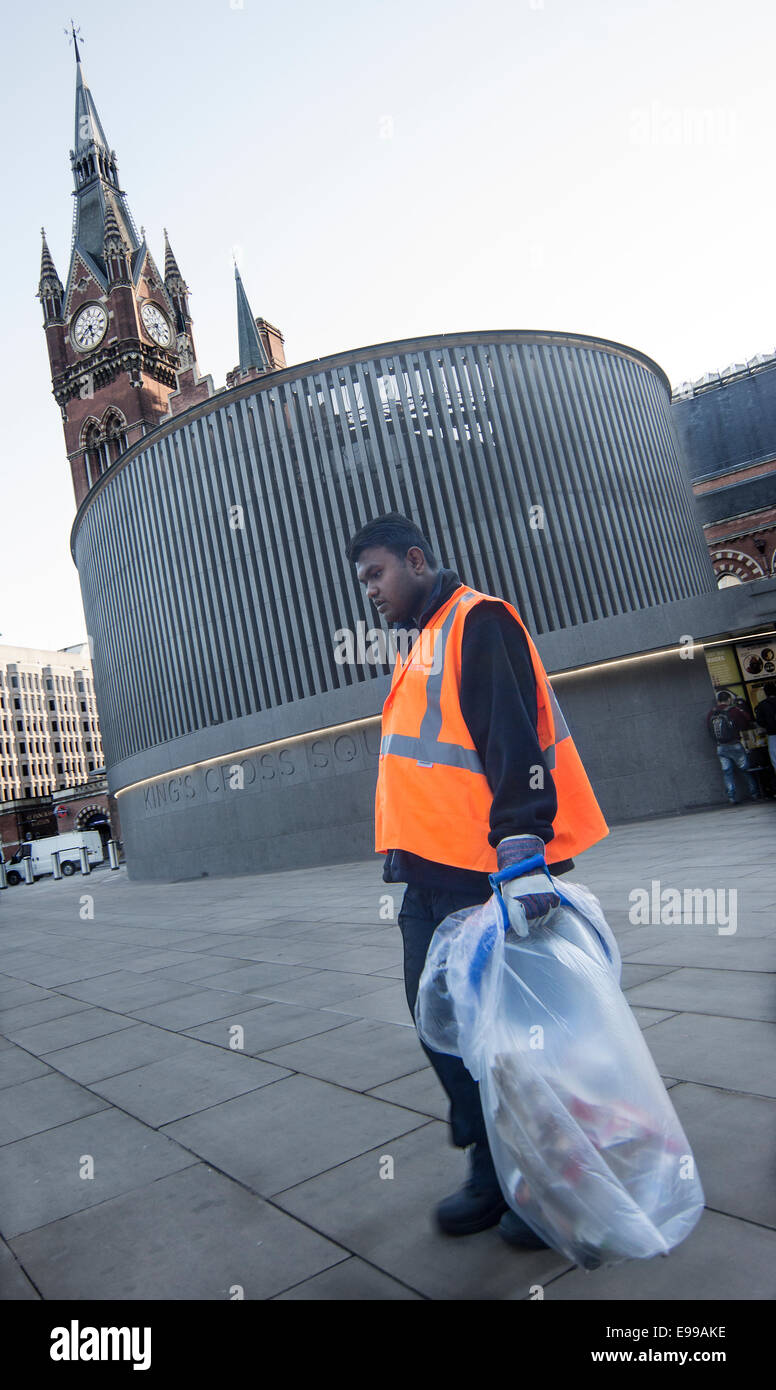 Pulitore di via Londra alta visibilità giacca. detergente per stazione Foto Stock