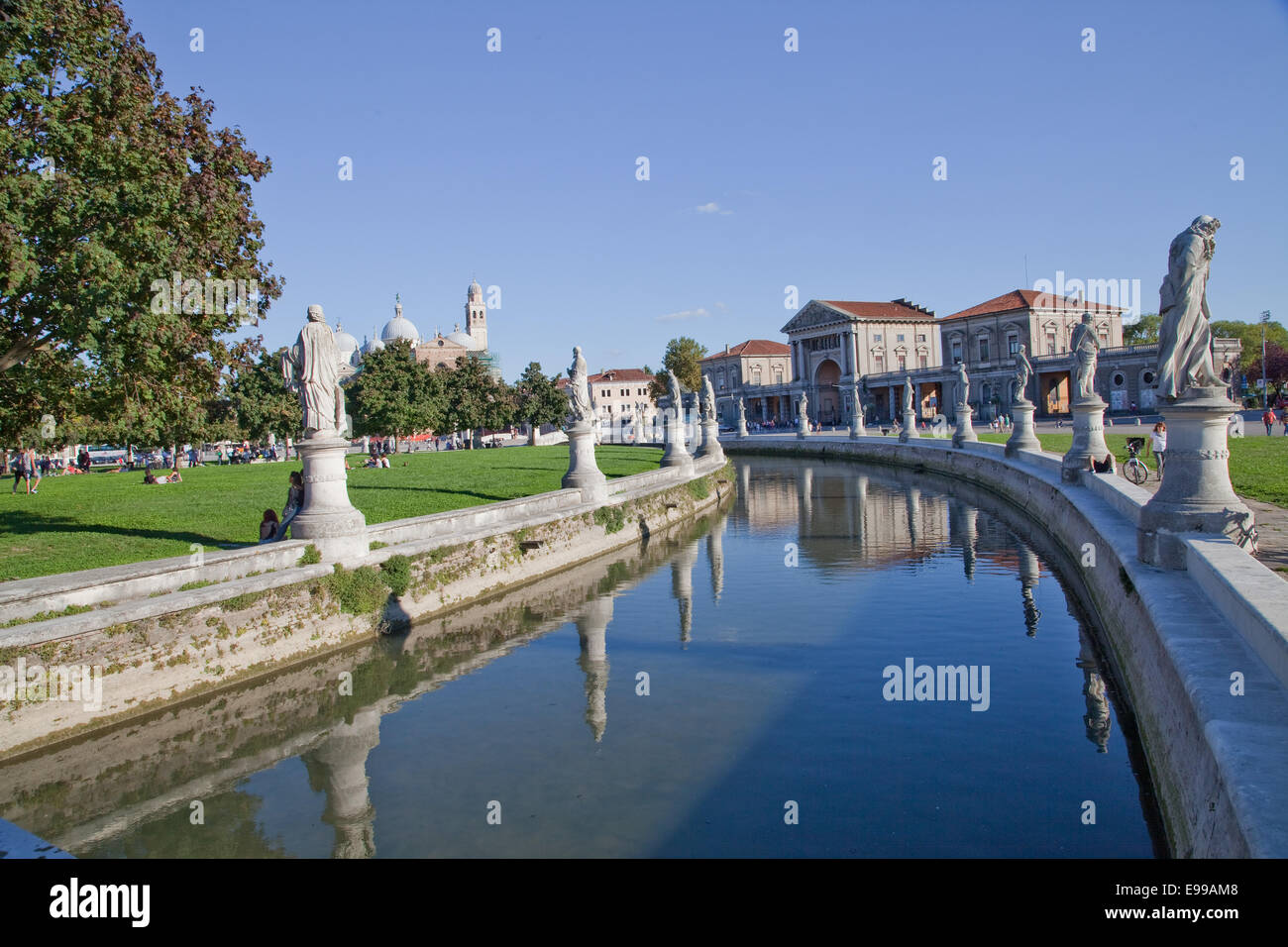 Il Pratto Della Valle, uno dei migliori Paduas tenuti segreti, il Prato è una lussureggiante isola erbosa circondata da un canale decorativo e Foto Stock