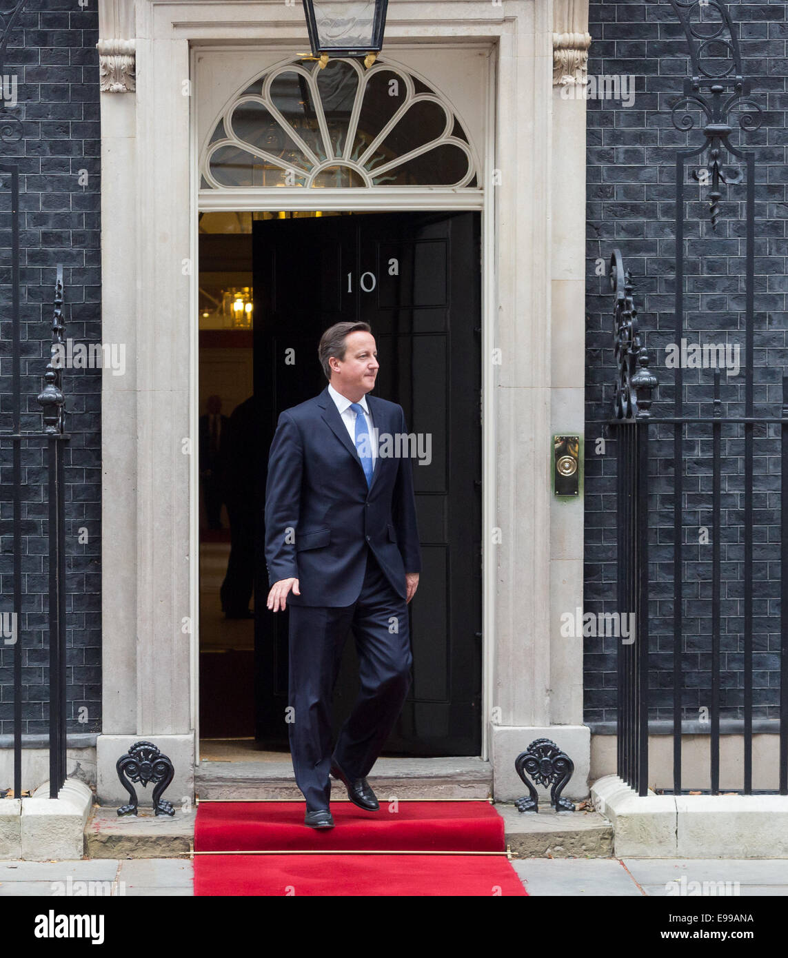 Londra, Regno Unito. Il 22 ottobre 2014. Primo Ministro britannico David Cameron lascia per incontrare il Presidente di Singapore, Tony Tan al di fuori del numero 10 di Downing Street nel centro di Londra. Credito: London pix/Alamy Live News Foto Stock