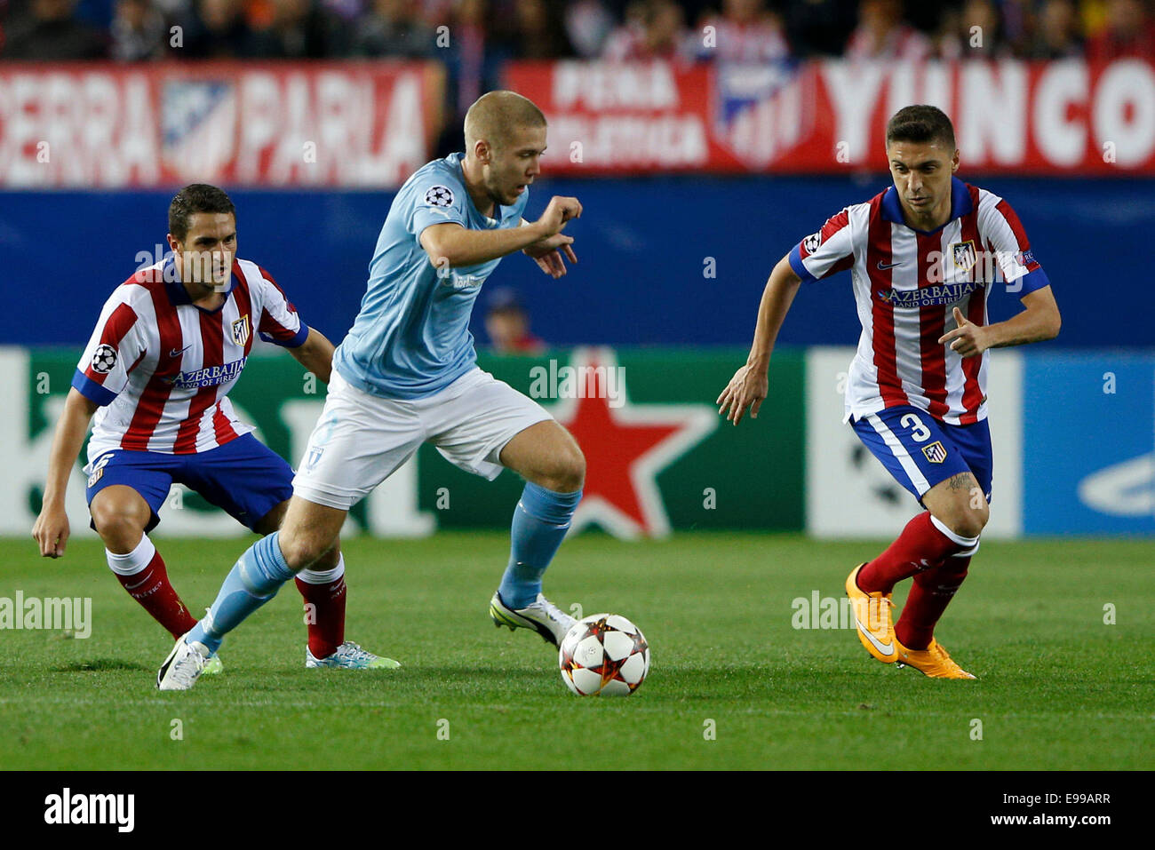 Vicente Calderón Stadium, Madrid, Spagna. 22 ottobre, 2014. La UEFA Champions League. Atletico Madrid rispetto a Malmo FF. Ghillherme Magdalena Siqueira difensore di Atletico de Madrid e Anton Tinnerholm difensore di Malmo FF. Credito: Azione Sport Plus/Alamy Live News Foto Stock