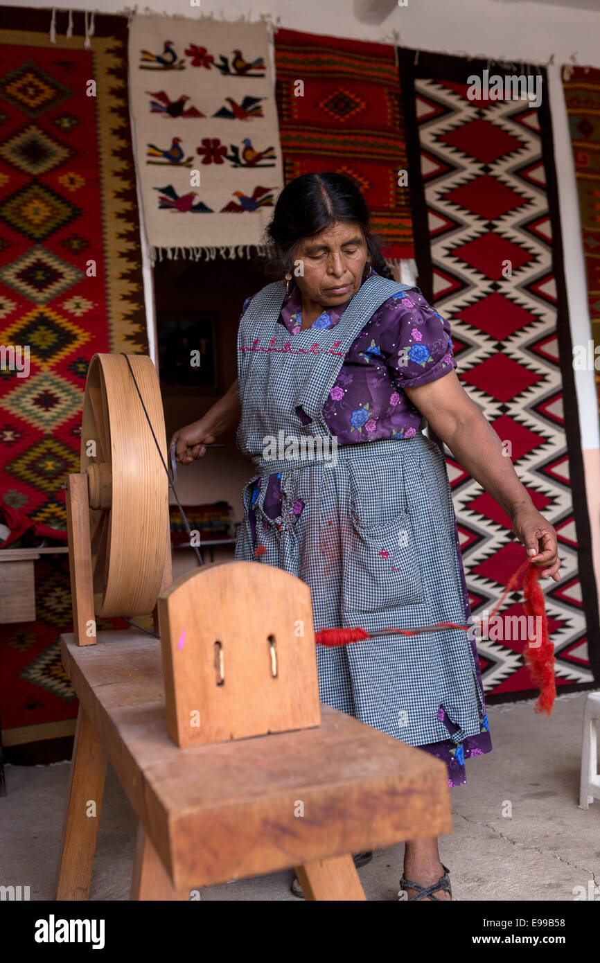 Un zapoteco donna indigena spin mano lana tinti in filo per essere utilizzati nella tessitura dei tappeti tradizionali Ottobre 30, 2013 in Teotitlan de Valle, Messico. Foto Stock