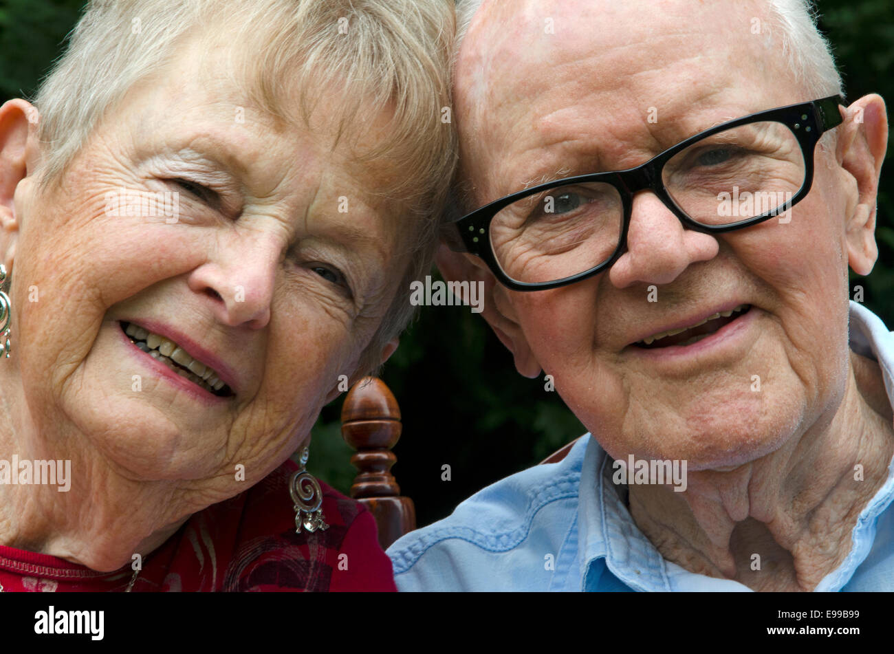 Close up ritratto di un anziana coppia sposata con teste appoggiate contro l'altra. Foto Stock
