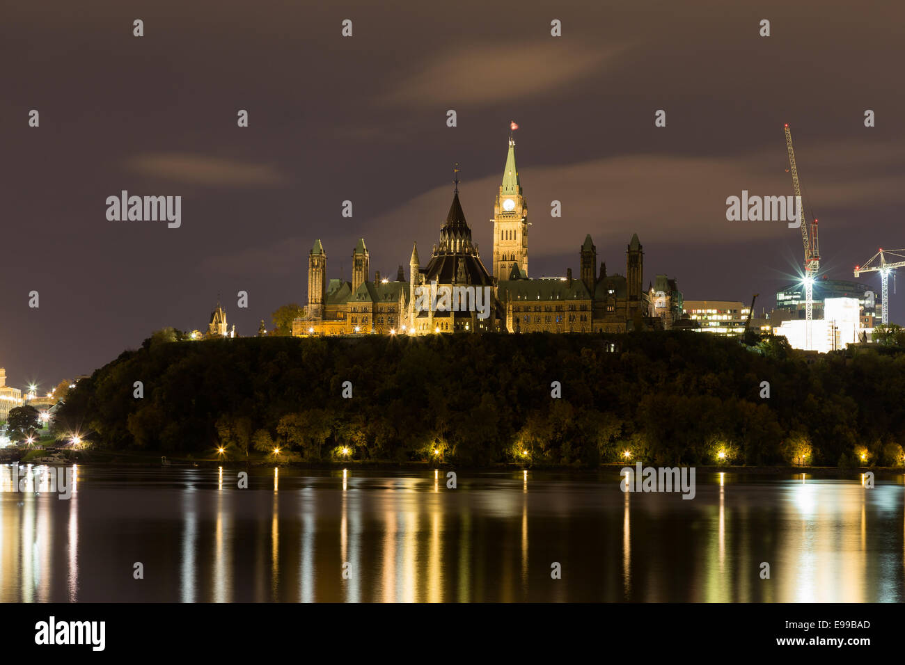 Collina del Parlamento a Ottawa di notte con spazio di copia Foto Stock