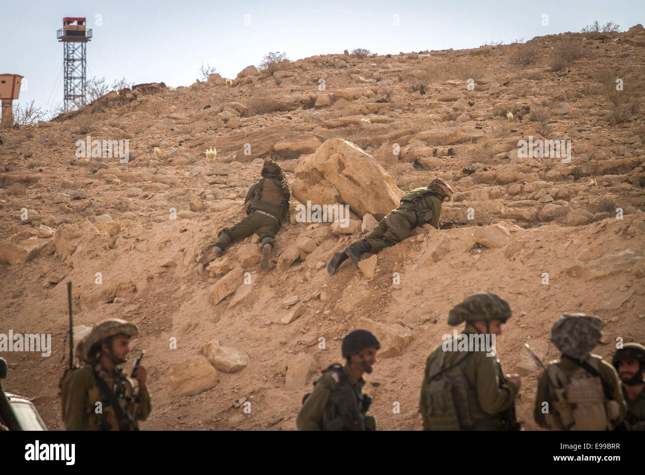 Gerusalemme. 22 ottobre, 2014. Soldati israeliani sostare vicino Israele ed Egitto confine, Ott. 22, 2014. Due soldati israeliani sono stati feriti in un attentato perpetrato da un Sinai basata su gruppo jihadista sul confine Israeli-Egyptian mercoledì. Credito: JINI/Xinhua/Alamy Live News Foto Stock