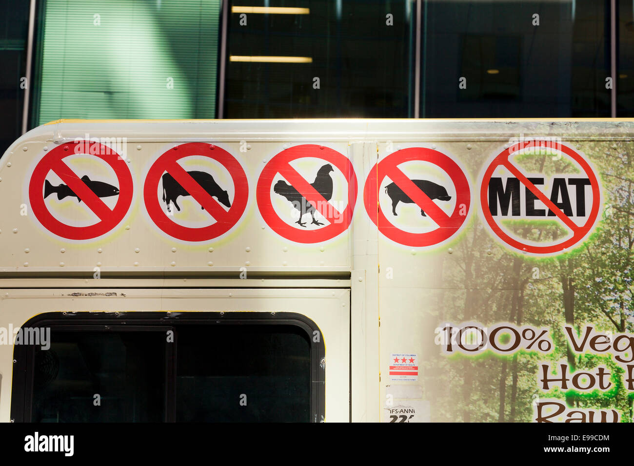 Nessuna carne i segni sul cibo vegan carrello - Washington DC, Stati Uniti d'America Foto Stock