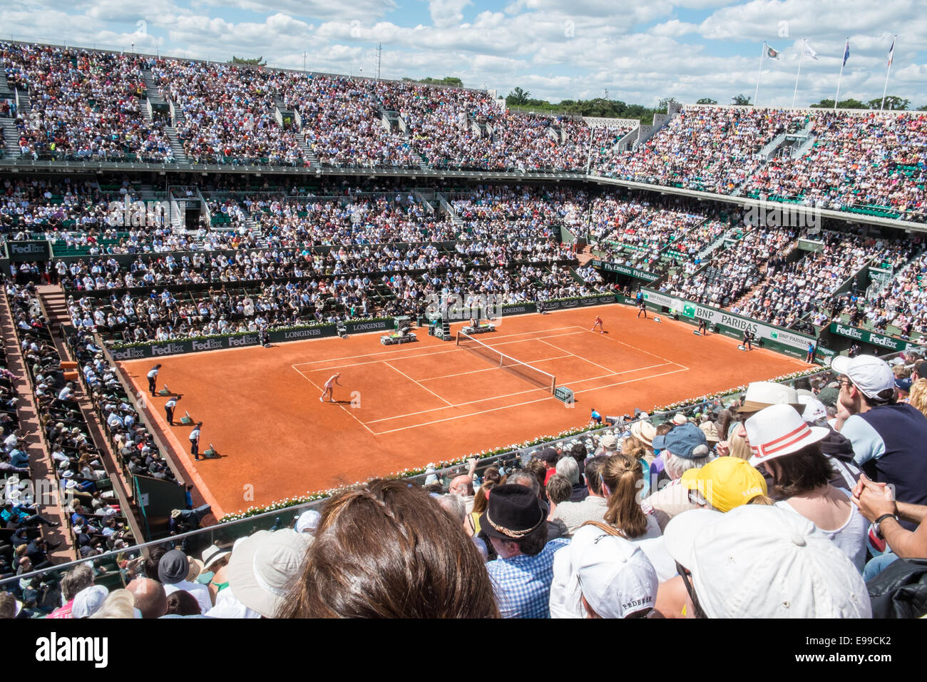Semi partita finale femminile del torneo a corte Philippe-Chatrier da alto in gabbie a Roland Garros,aperto francese,Parigi,Francia. Foto Stock